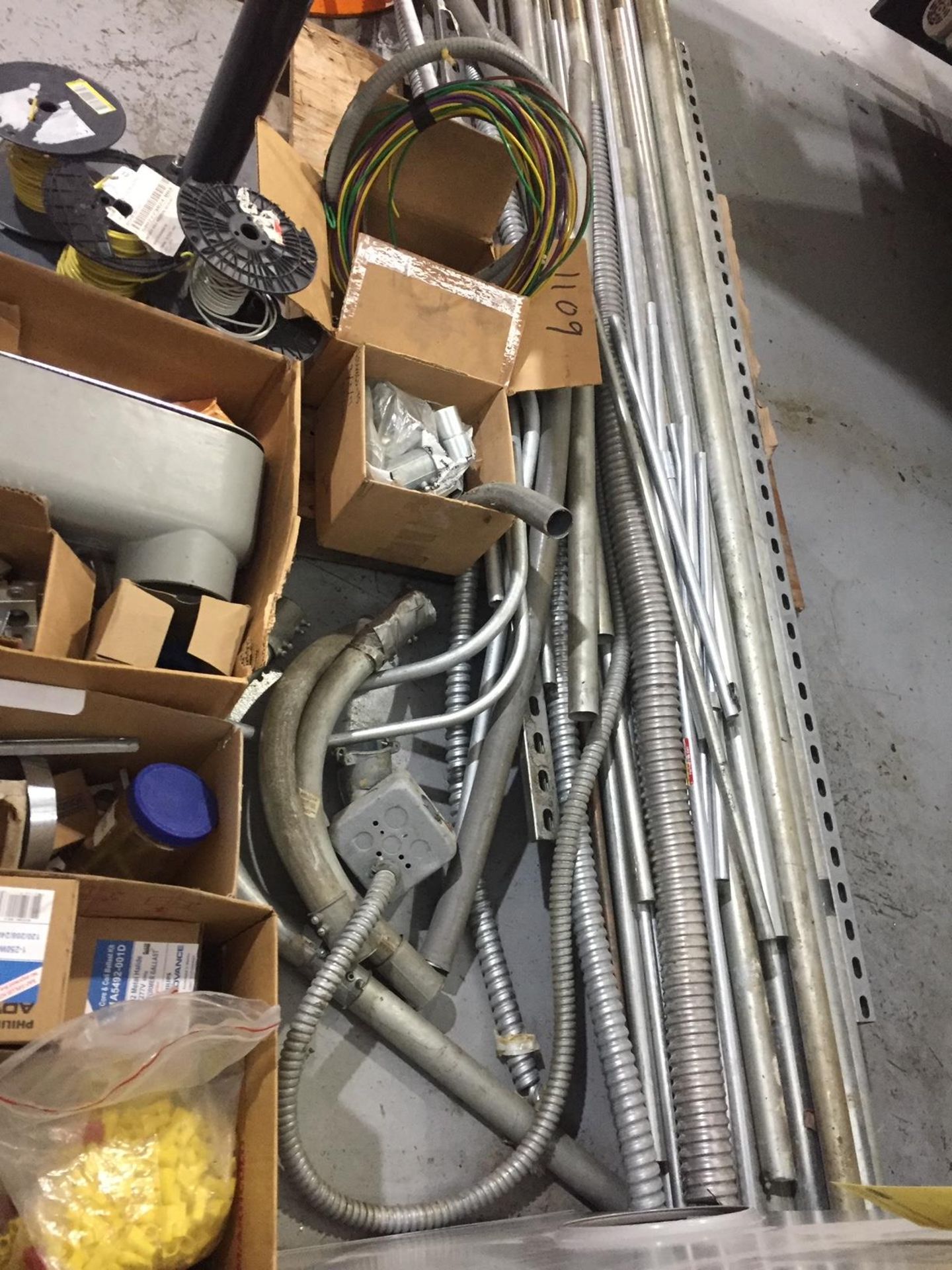 LOT CONSISTING OF ASSORTMENT OF ELECTRICAL BUILDING SUPPLIES - Image 5 of 5
