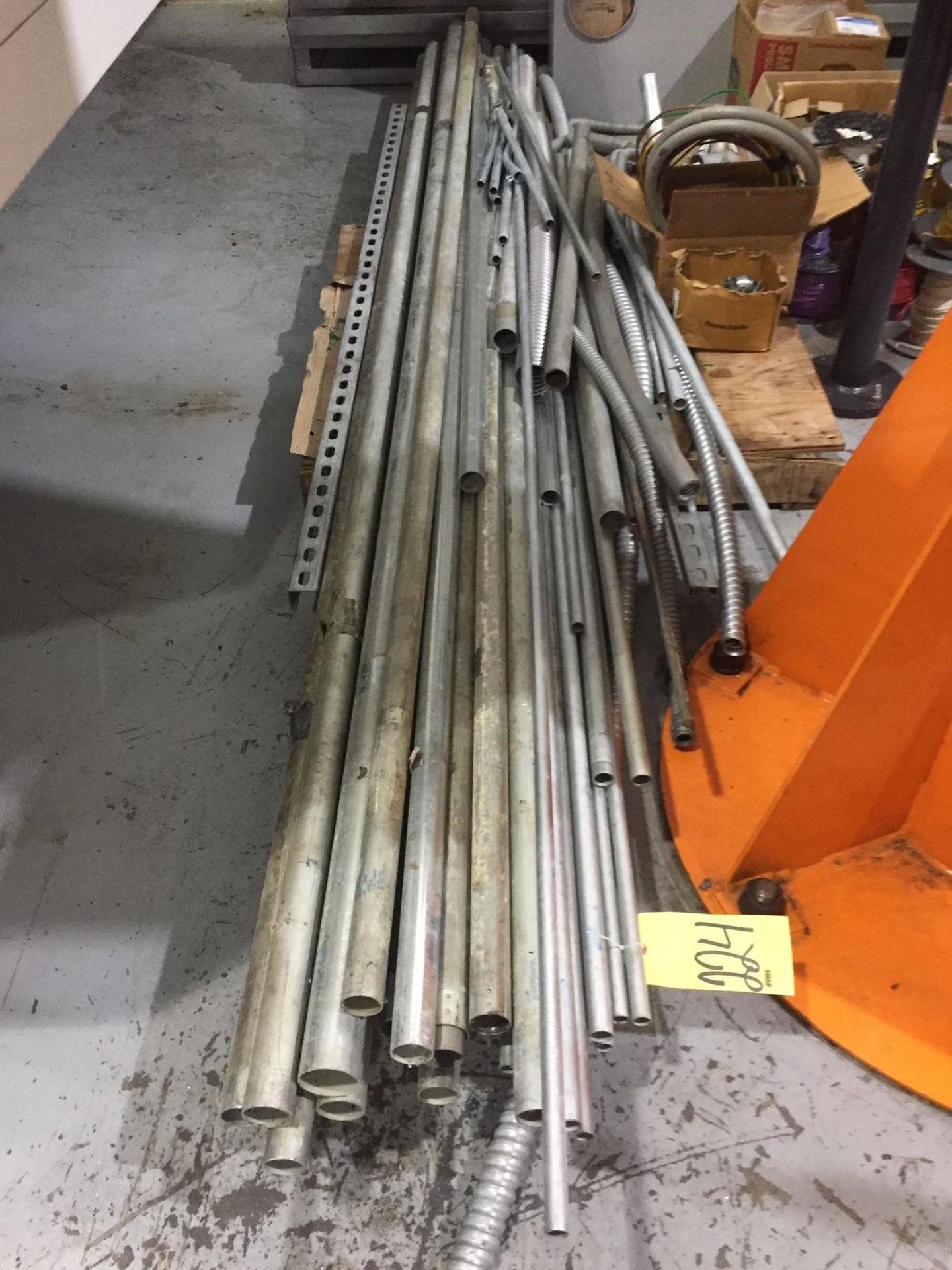 LOT CONSISTING OF ASSORTMENT OF ELECTRICAL BUILDING SUPPLIES