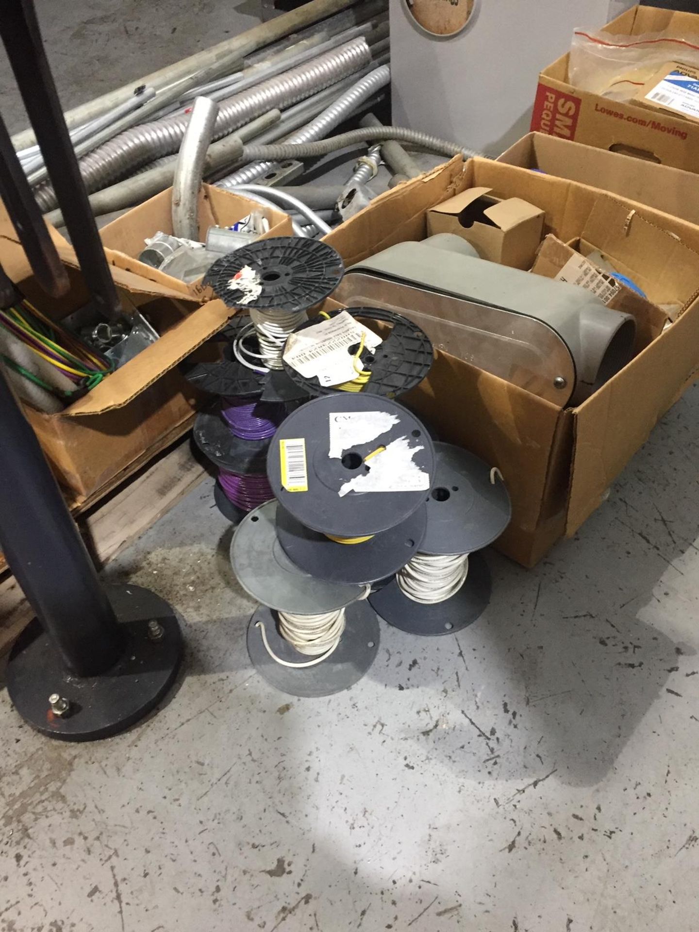 LOT CONSISTING OF ASSORTMENT OF ELECTRICAL BUILDING SUPPLIES - Image 2 of 5