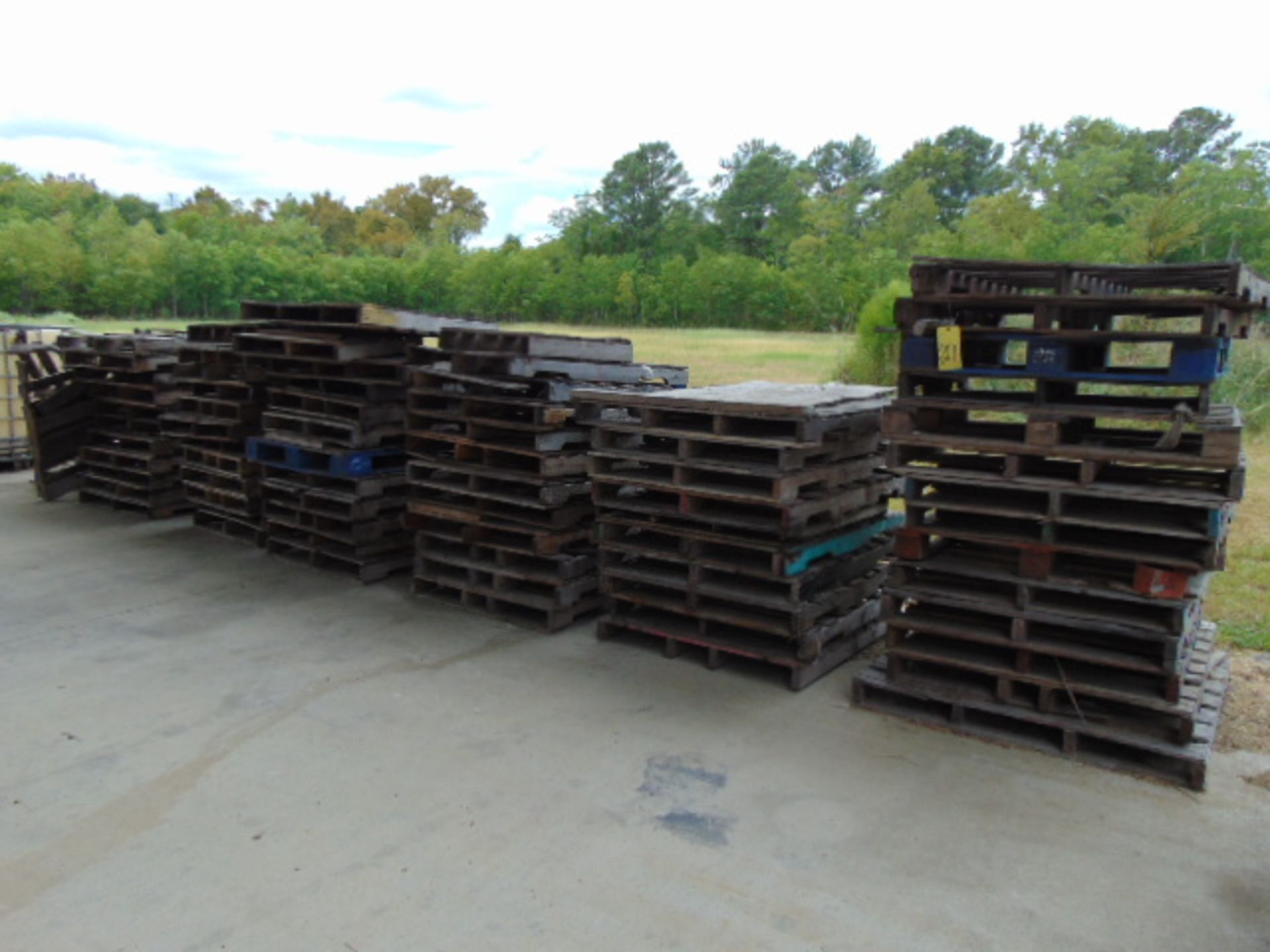 LOT OF PALLETS, assorted (outside)