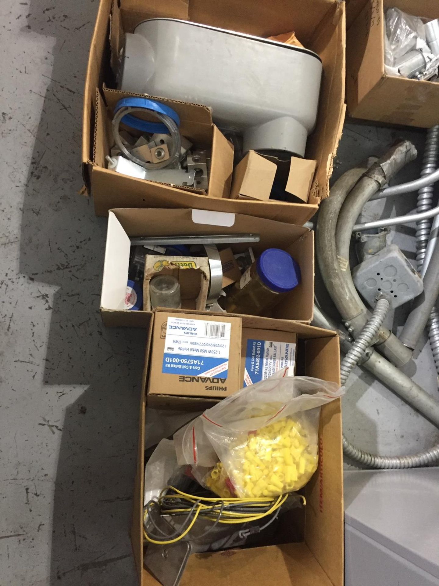 LOT CONSISTING OF ASSORTMENT OF ELECTRICAL BUILDING SUPPLIES - Image 4 of 5