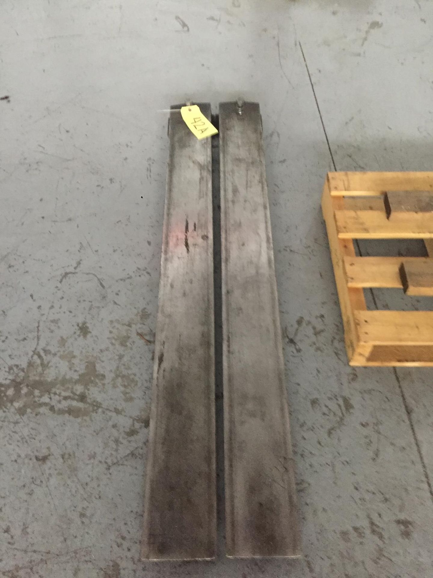 LOT OF FORKLIFT EXTENSIONS