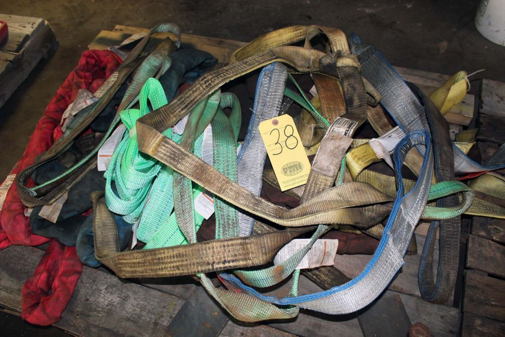 LOT OF NYLON STRAPS (on one pallet)