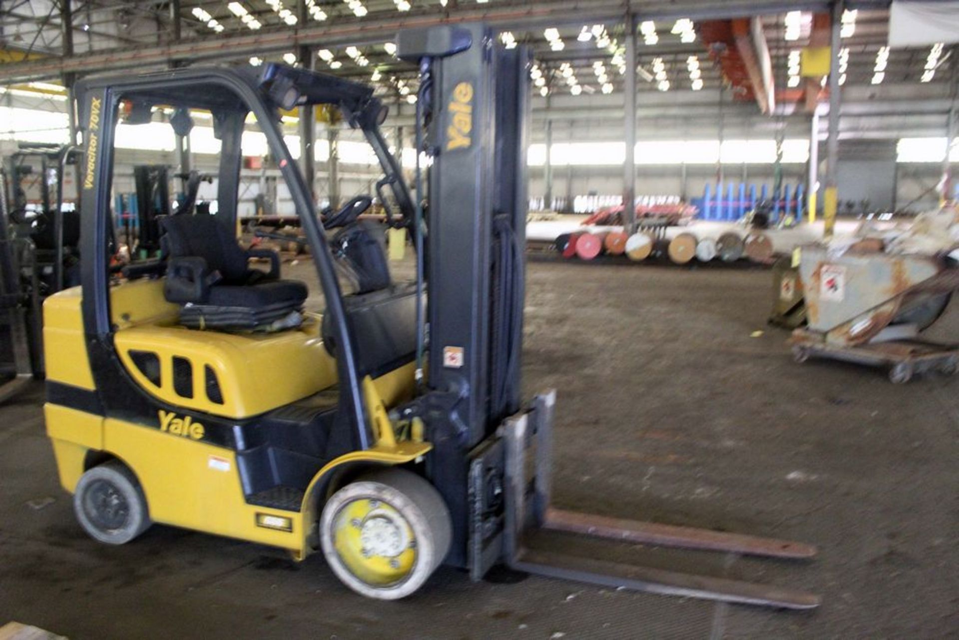 FORKLIFT, YALE 7,000 LB. BASE CAP. MDL. GLC070VXN, new 2016, LPG, 185" max. lift ht., 92" 3-stage - Image 2 of 5