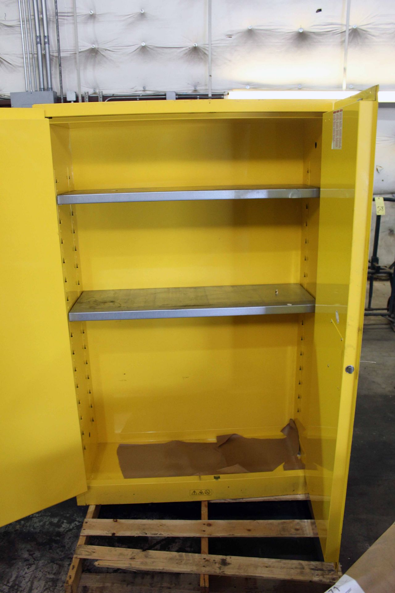 FLAMMABLE MATERIAL STORAGE CABINET - Image 4 of 4