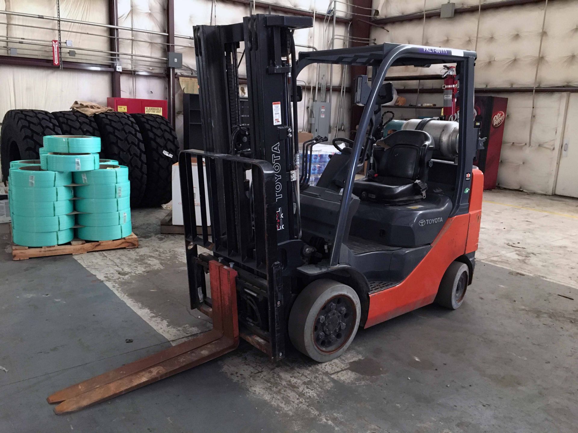 FORKLIFT, TOYOTA 5,000 LB BASE CAP MDL. 8FGCU25, new 2015, LPG, 189” max. lift ht., 83” 3-stage - Image 2 of 8