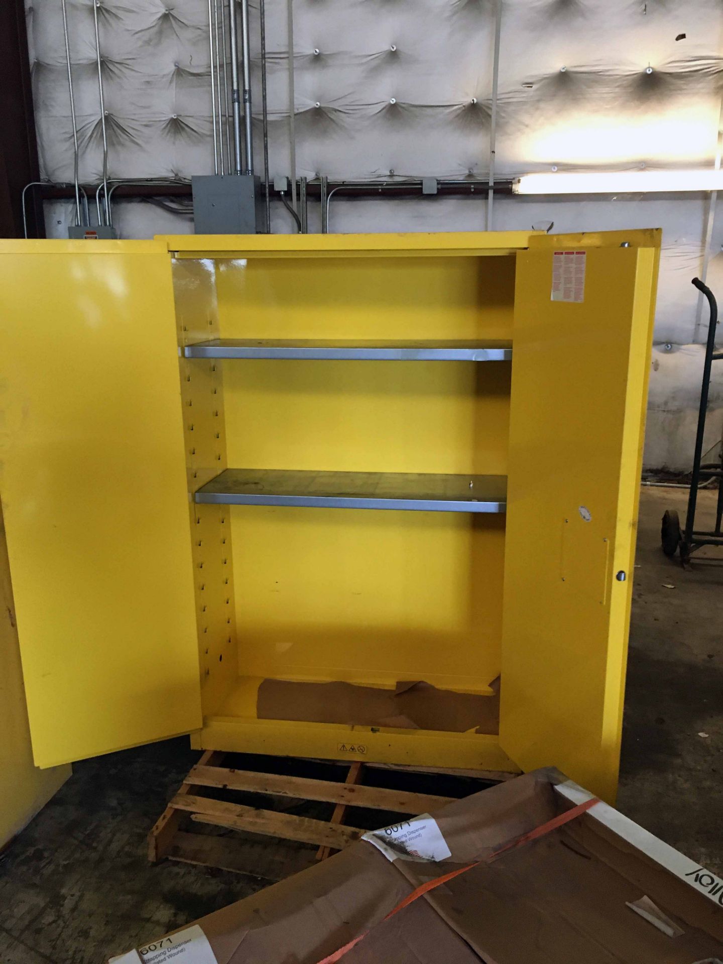 FLAMMABLE MATERIAL STORAGE CABINET - Image 2 of 2