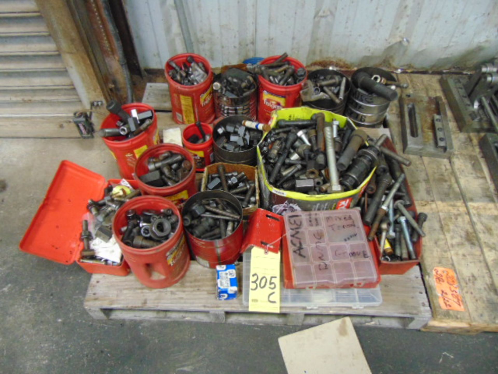 LOT OF FASTENERS, assorted (on one pallet