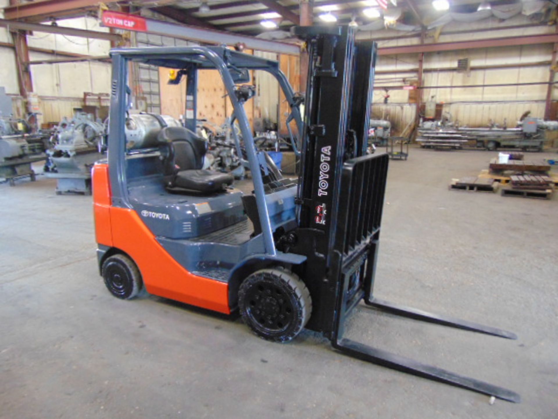 FORKLIFT, TOYOTA 5,000 LB. BASE CAP. MDL. 8FGCU25, new 2015, LPG, 189" max. lift ht., 83" triple - Image 2 of 8