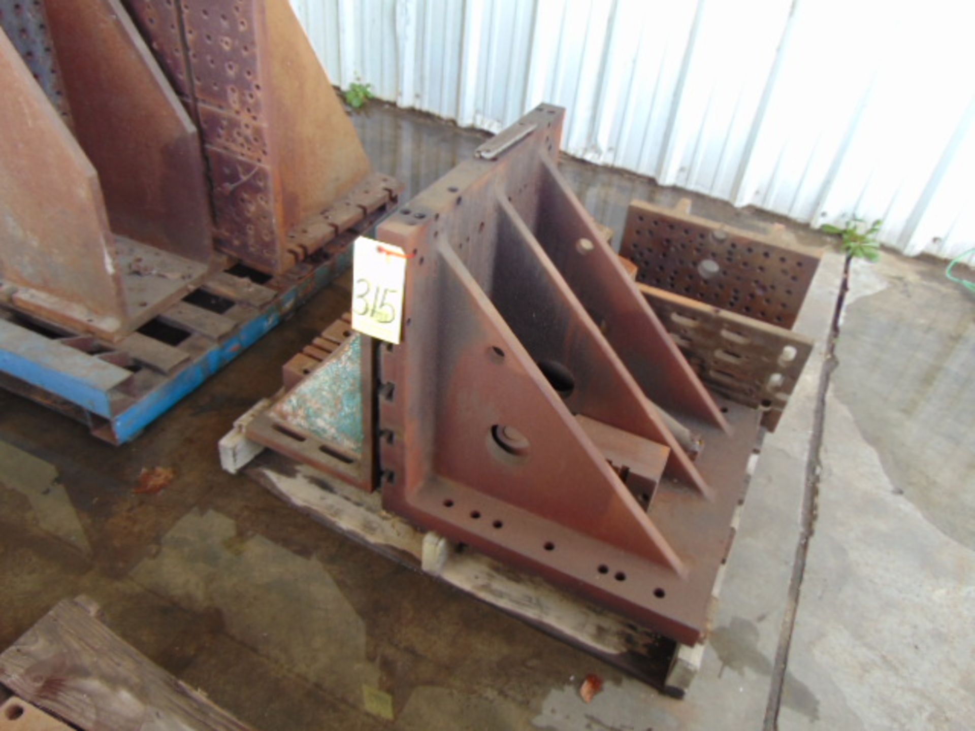 LOT OF ANGLE PLATES, assorted (on one pallet)