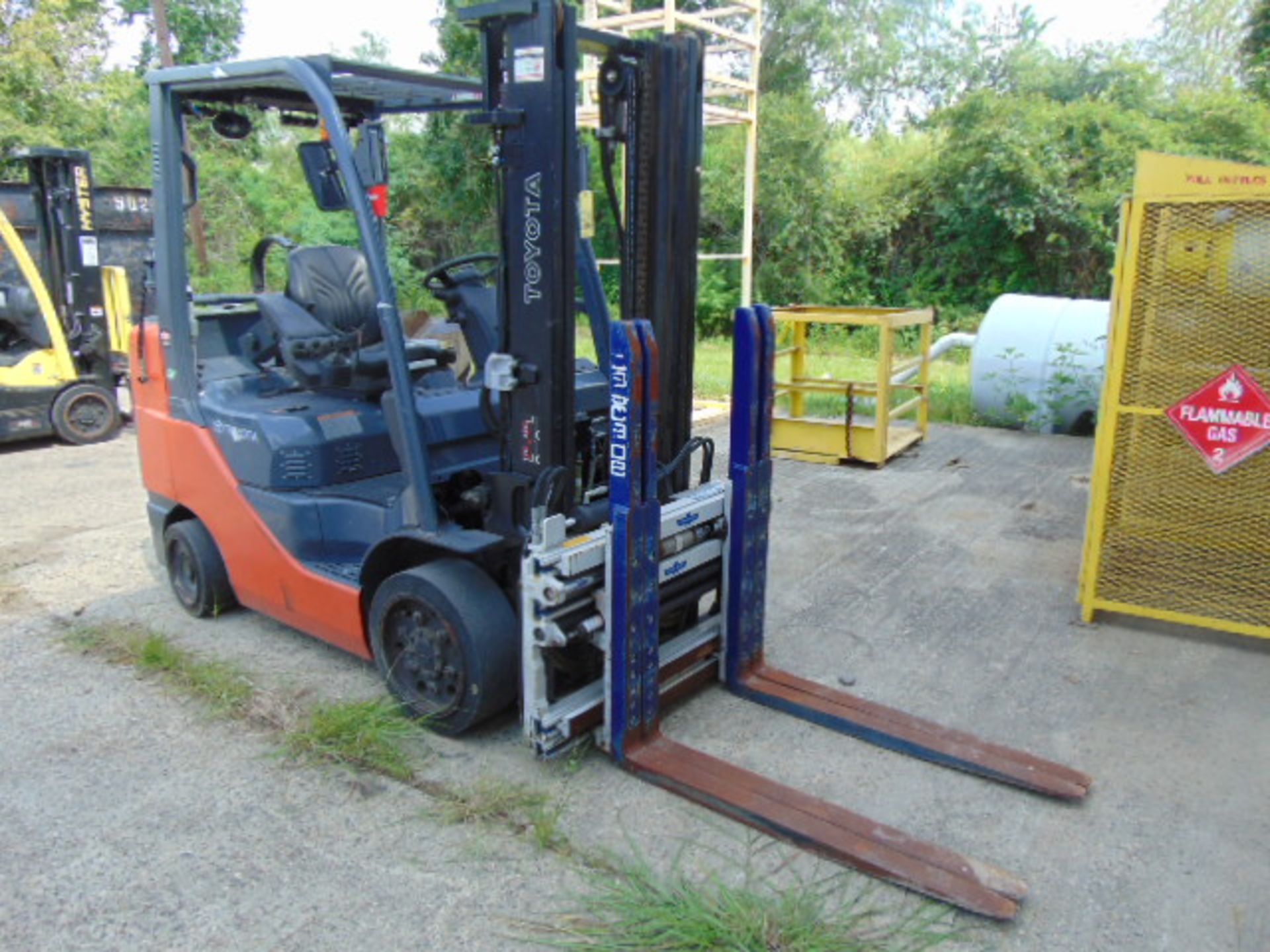 FORKLIFT, TOYOTA 7,000 LB. BASE CAP. MDL. 8FGCU32, new 2014, LPG, 131" lift ht., side shift, - Image 2 of 8