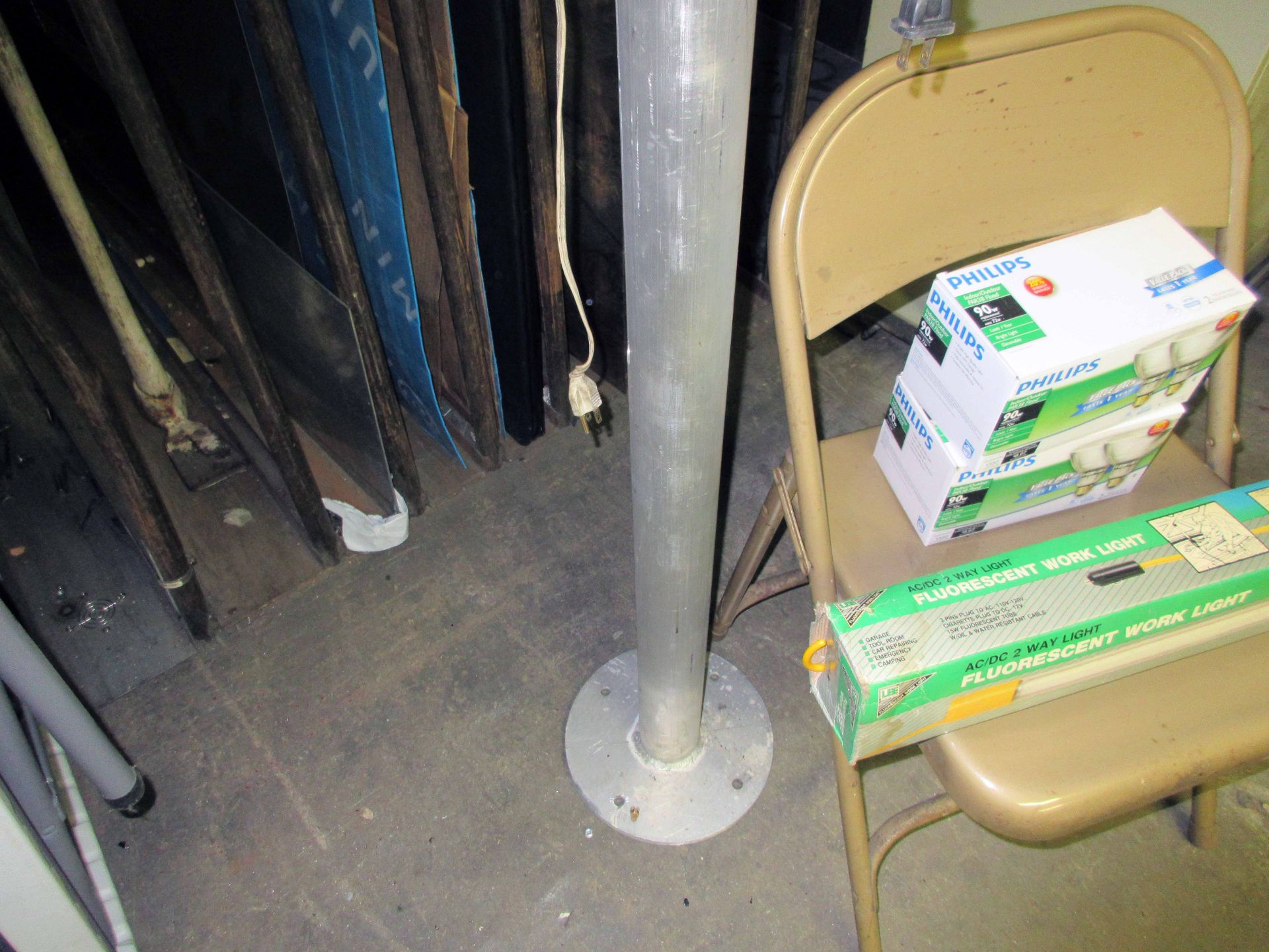 LOT CONSISTING OF: AC/DC work light, (3) 90w indoor/outdoor flood lights, 6' aluminum light - Image 4 of 4