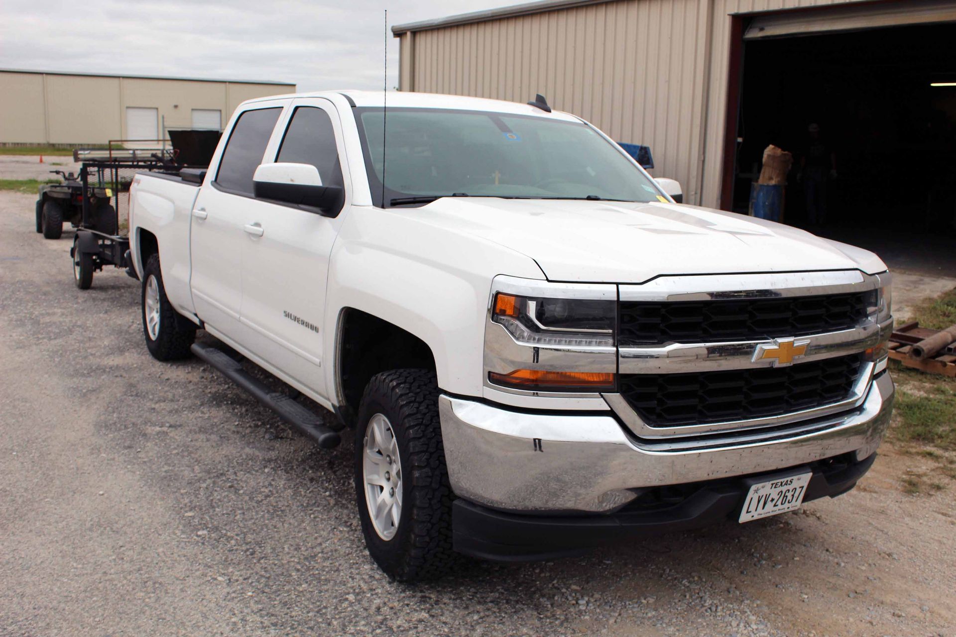 PICKUP TRUCK, 2017 CHEVROLET SILVERADO 4X4 LT VERSION CREW CAB, 6-1/2’L. bed, Kobalt diamond plate - Image 9 of 13