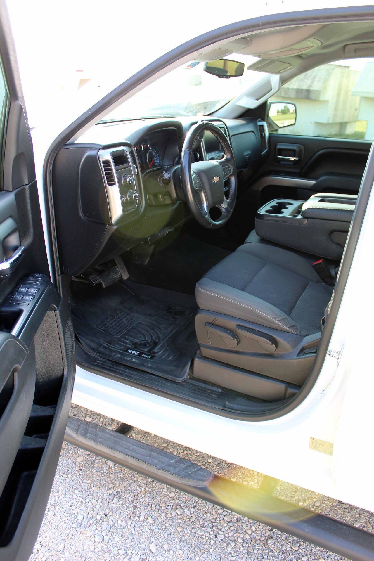 PICKUP TRUCK, 2017 CHEVROLET SILVERADO 4X4 LT VERSION CREW CAB, 6-1/2’L. bed, Kobalt diamond plate - Image 4 of 13