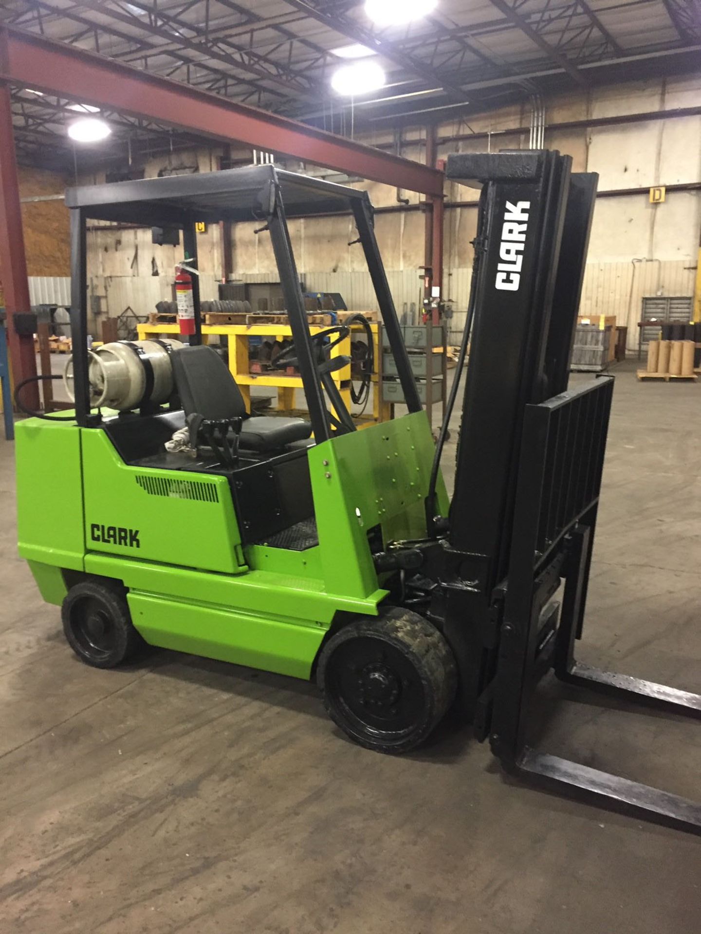 FORKLIFT, CLARK 6,000 LB. CAP. MDL. GCX30EM, LPG, 189" max. lift ht., 83" 3-stage mast, side - Image 3 of 9