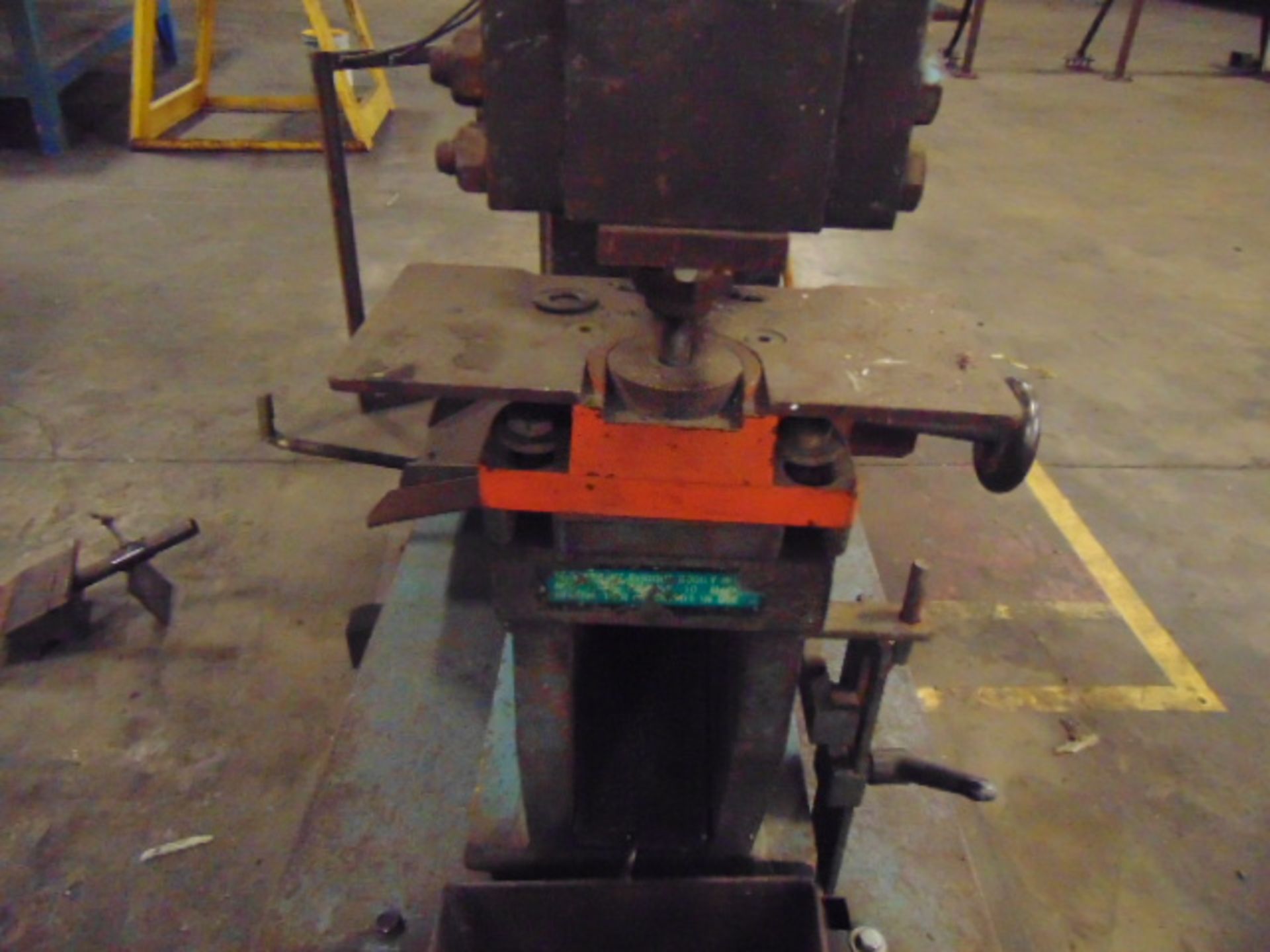 HYDRAULIC IRONWORKER, SCOTCHMAN 40 T. CAP. MDL. 4014-C, brake attach., flat shear, punch end, foot - Image 3 of 6