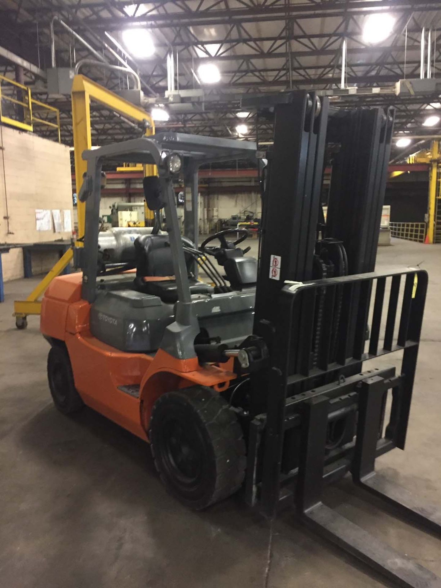 FORKLIFT, TOYOTA 8,000 LB. BASE CAP. MDL. 7FGU35, new 2014, LPG, 187" max. lift ht., 89" 3-stage - Image 3 of 7