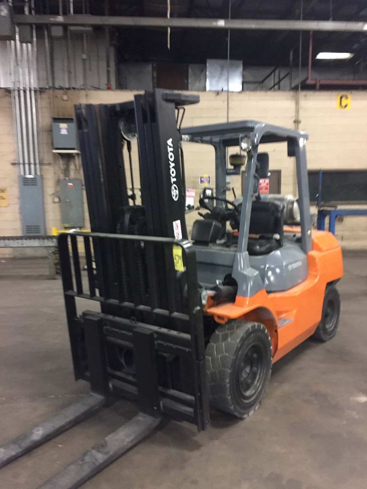 FORKLIFT, TOYOTA 8,000 LB. BASE CAP. MDL. 7FGU35, new 2014, LPG, 187" max. lift ht., 89" 3-stage - Image 2 of 7