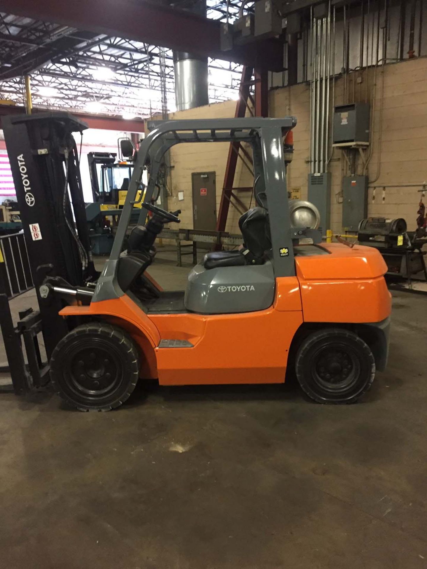 FORKLIFT, TOYOTA 8,000 LB. BASE CAP. MDL. 7FGU35, new 2014, LPG, 187" max. lift ht., 89" 3-stage