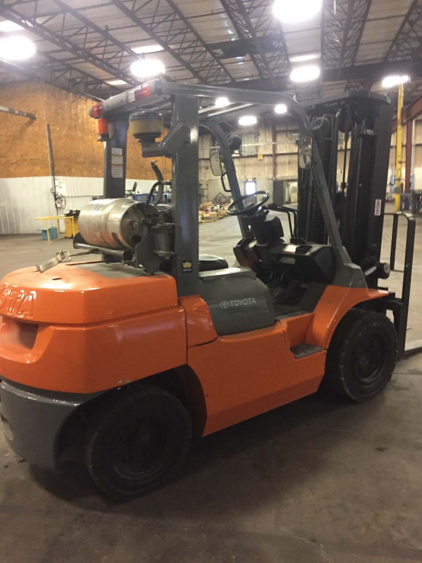 FORKLIFT, TOYOTA 8,000 LB. BASE CAP. MDL. 7FGU35, new 2014, LPG, 187" max. lift ht., 89" 3-stage - Image 4 of 7