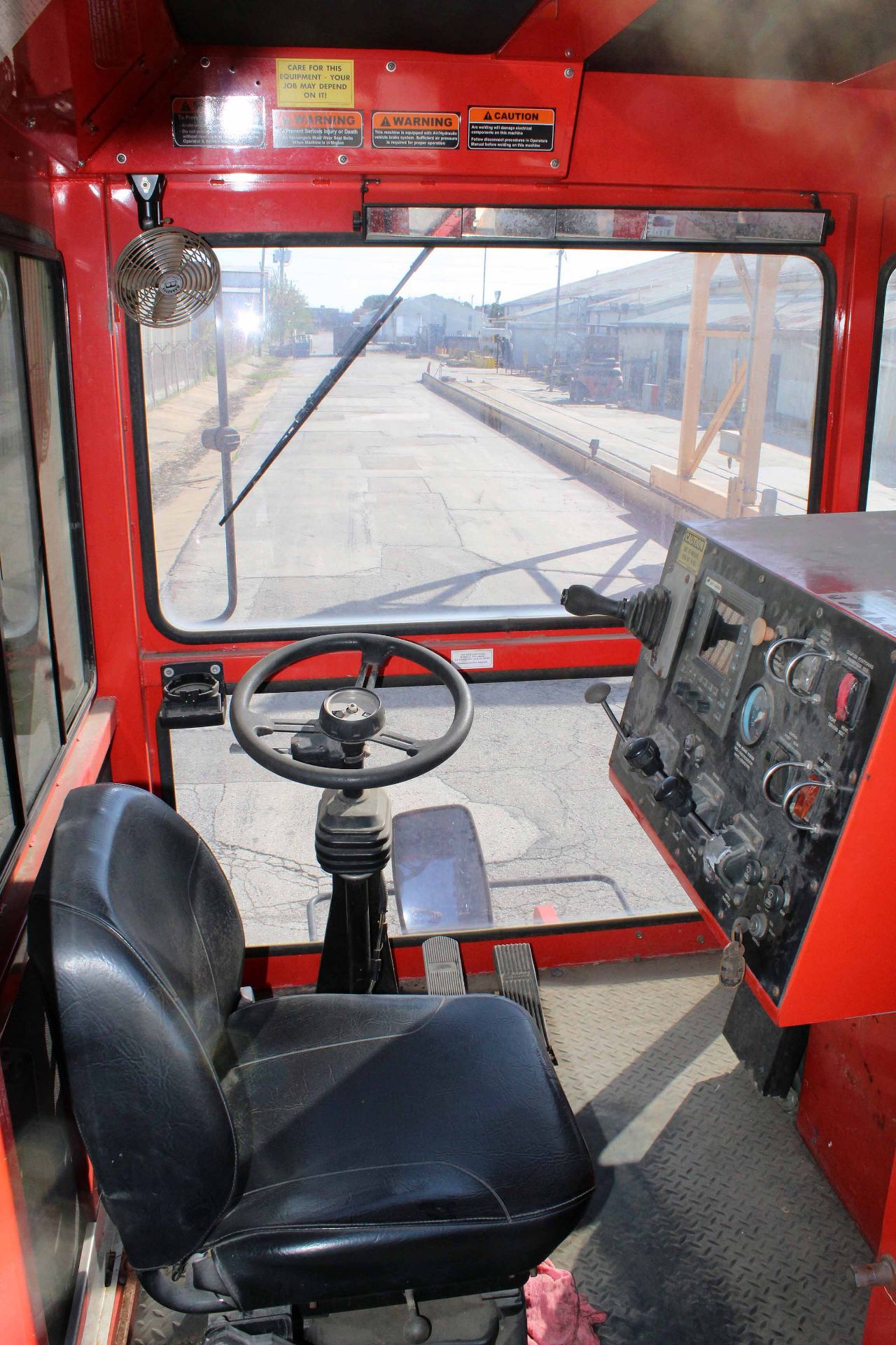 RAILCAR MOVER, SHUTTLEWAGON MDL. SWX315, 27,000 lb. drawbar pull, Cummins diesel engine, AAR - Image 4 of 9