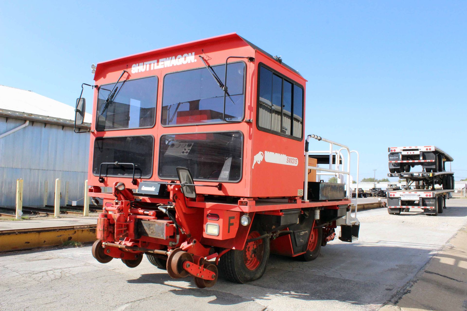 RAILCAR MOVER, SHUTTLEWAGON MDL. SWX315, 27,000 lb. drawbar pull, Cummins diesel engine, AAR - Image 2 of 9