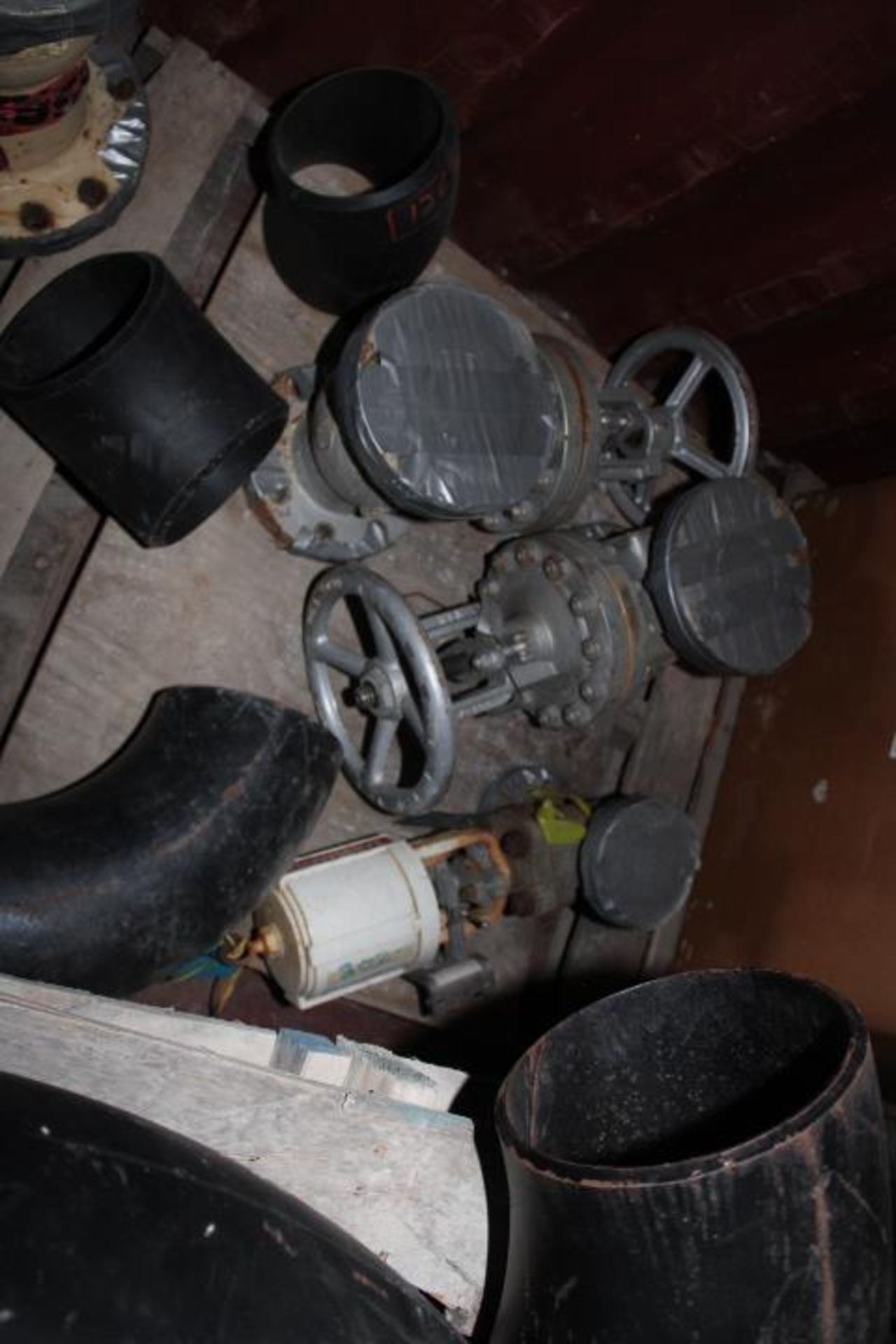 LOT CONTENTS OF CONTAINER 5: Mobile Oil SHC 624, (11) 5 gal. pails & (1) 55 gallon drum, weld neck - Image 14 of 17
