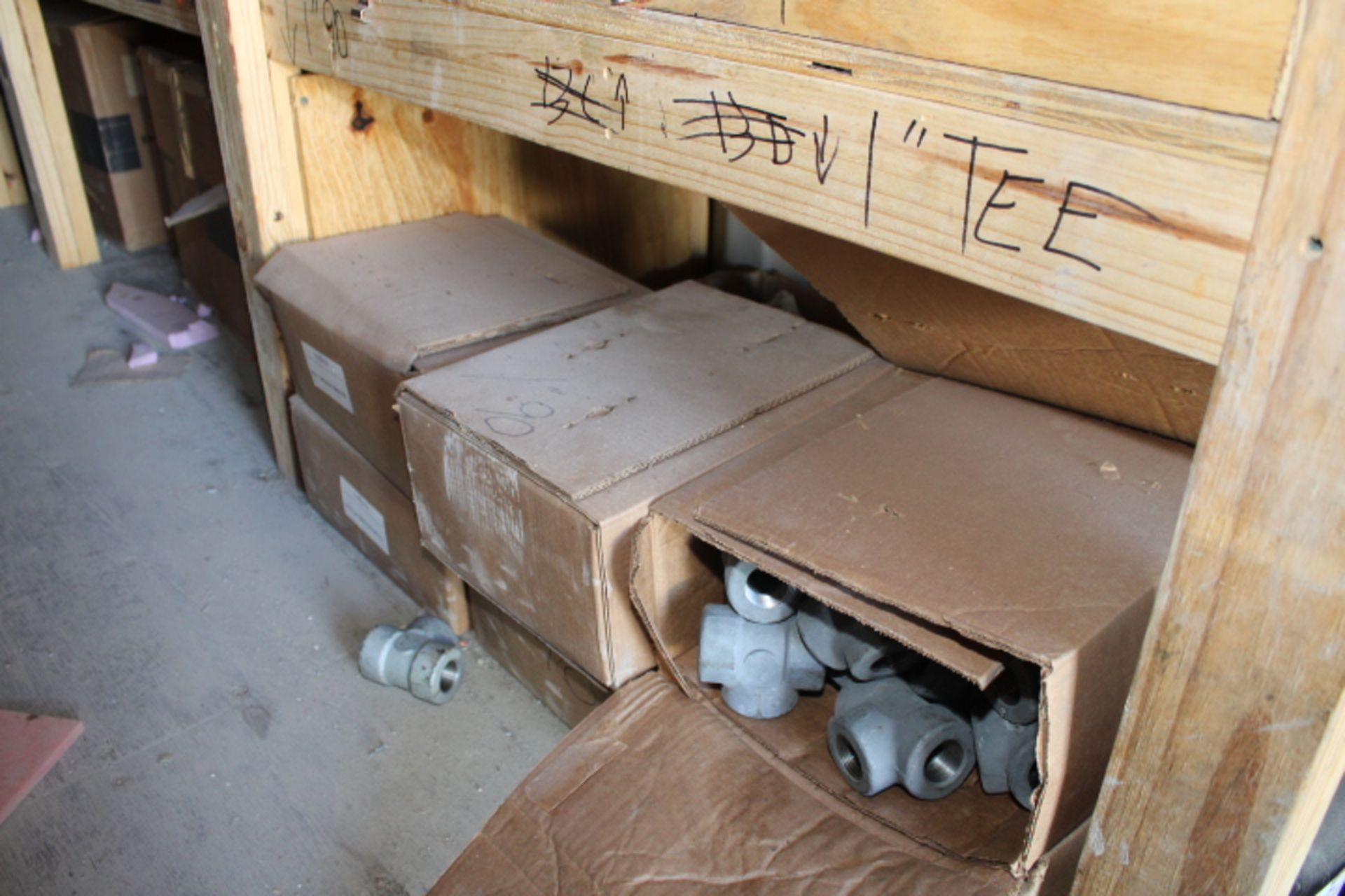 LOT CONTENTS OF CONTAINER 2: galvanized fittings, gauges, electrical fittings, air pressure - Image 10 of 55