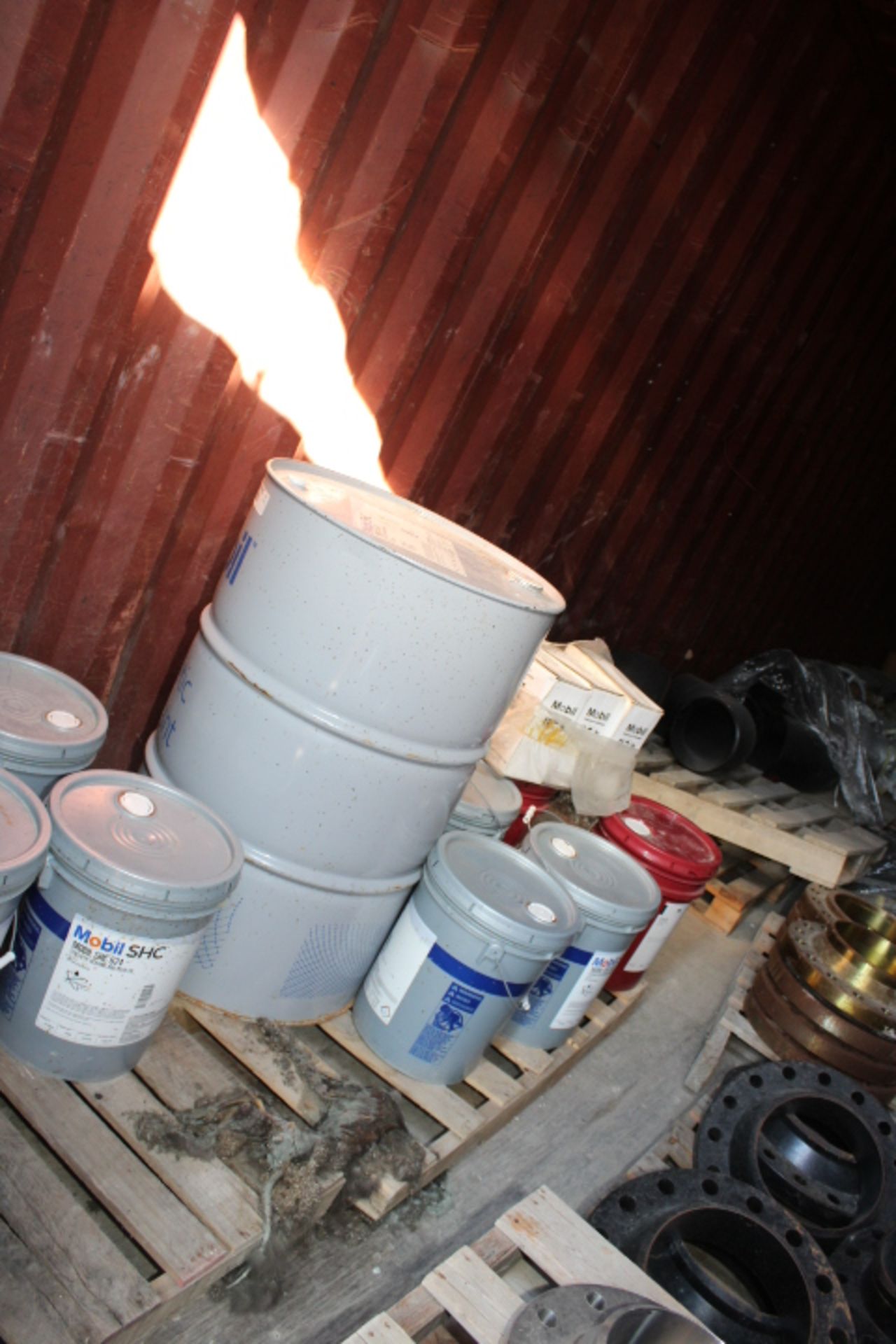 LOT CONTENTS OF CONTAINER 5: Mobile Oil SHC 624, (11) 5 gal. pails & (1) 55 gallon drum, weld neck - Image 4 of 17