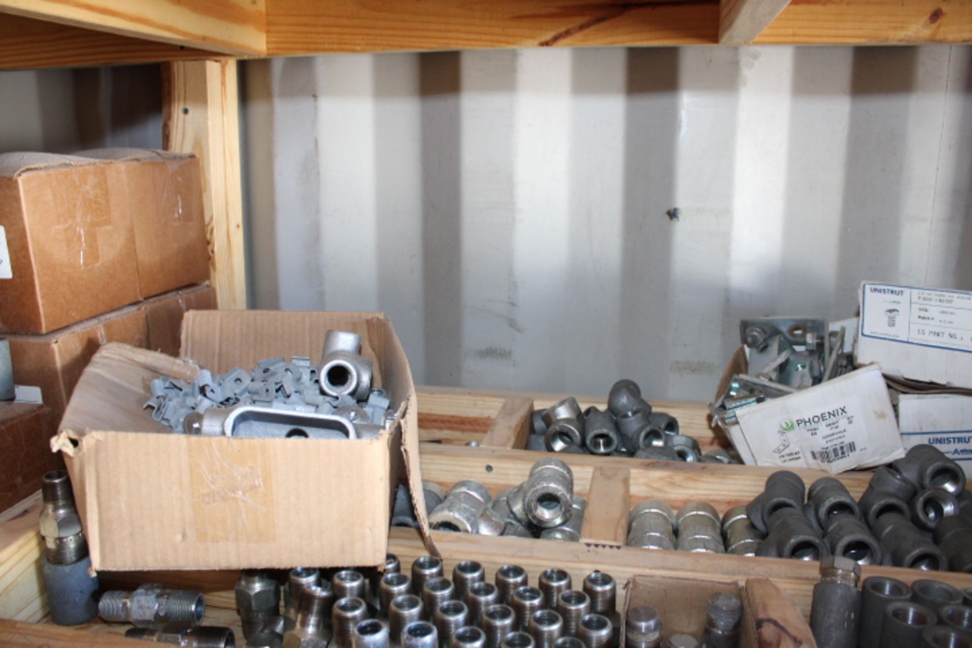 LOT CONTENTS OF CONTAINER 2: galvanized fittings, gauges, electrical fittings, air pressure - Image 9 of 55