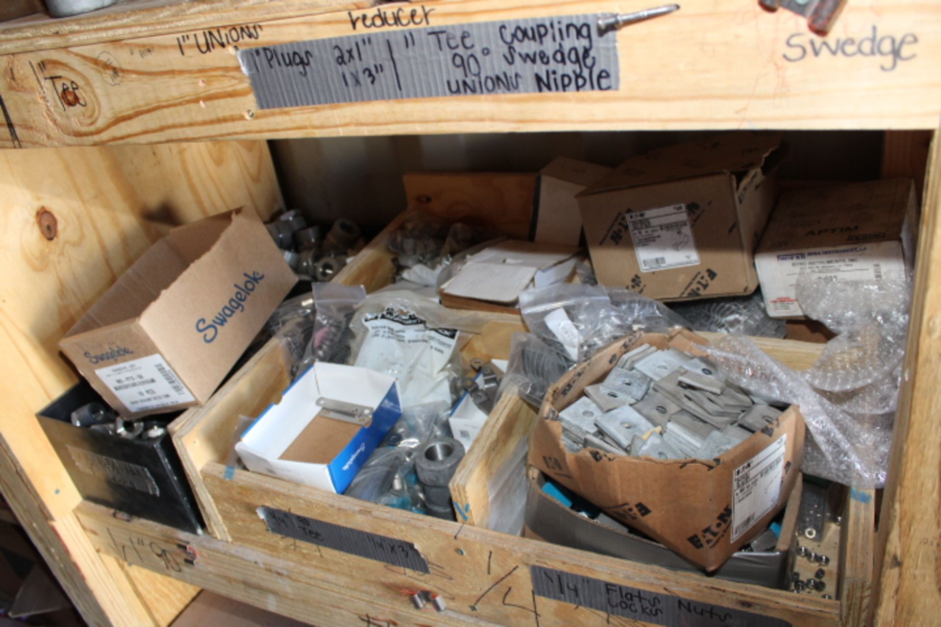 LOT CONTENTS OF CONTAINER 2: galvanized fittings, gauges, electrical fittings, air pressure - Image 11 of 55