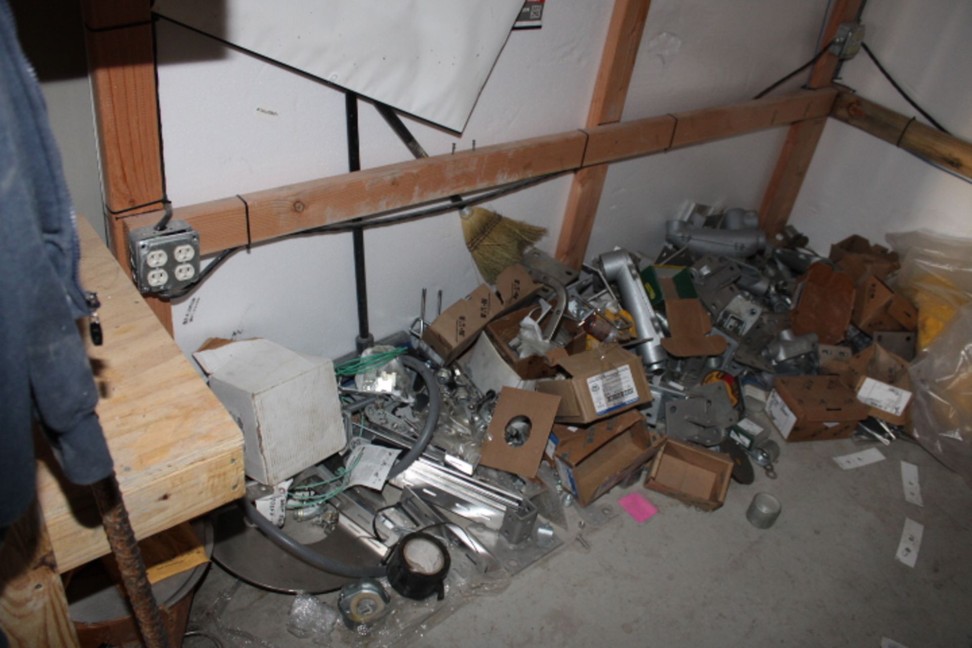 LOT CONTENTS OF CONTAINER 2: galvanized fittings, gauges, electrical fittings, air pressure - Image 31 of 55