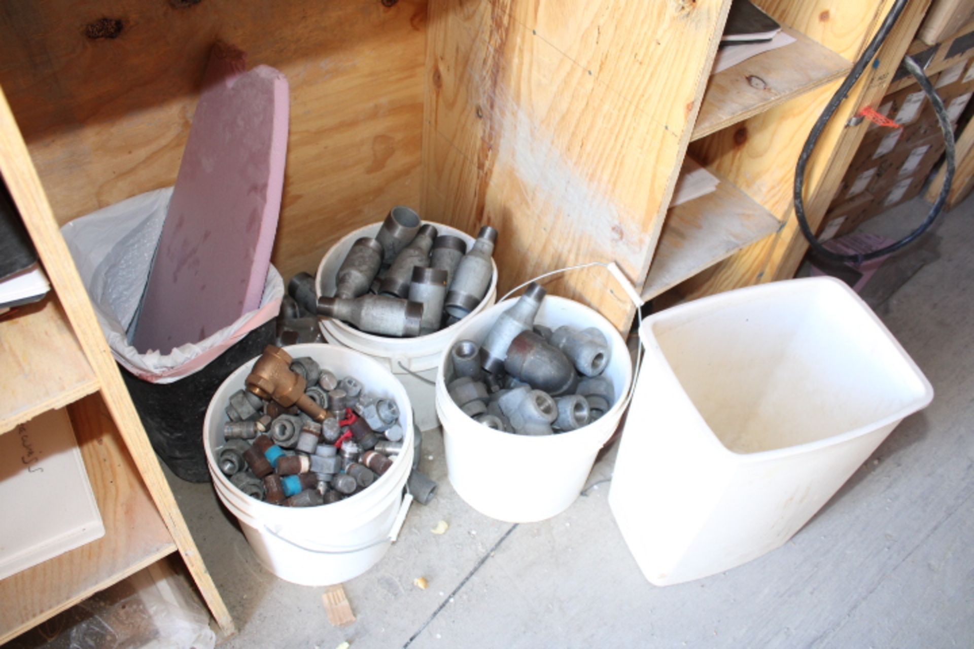 LOT CONTENTS OF CONTAINER 2: galvanized fittings, gauges, electrical fittings, air pressure - Image 32 of 55