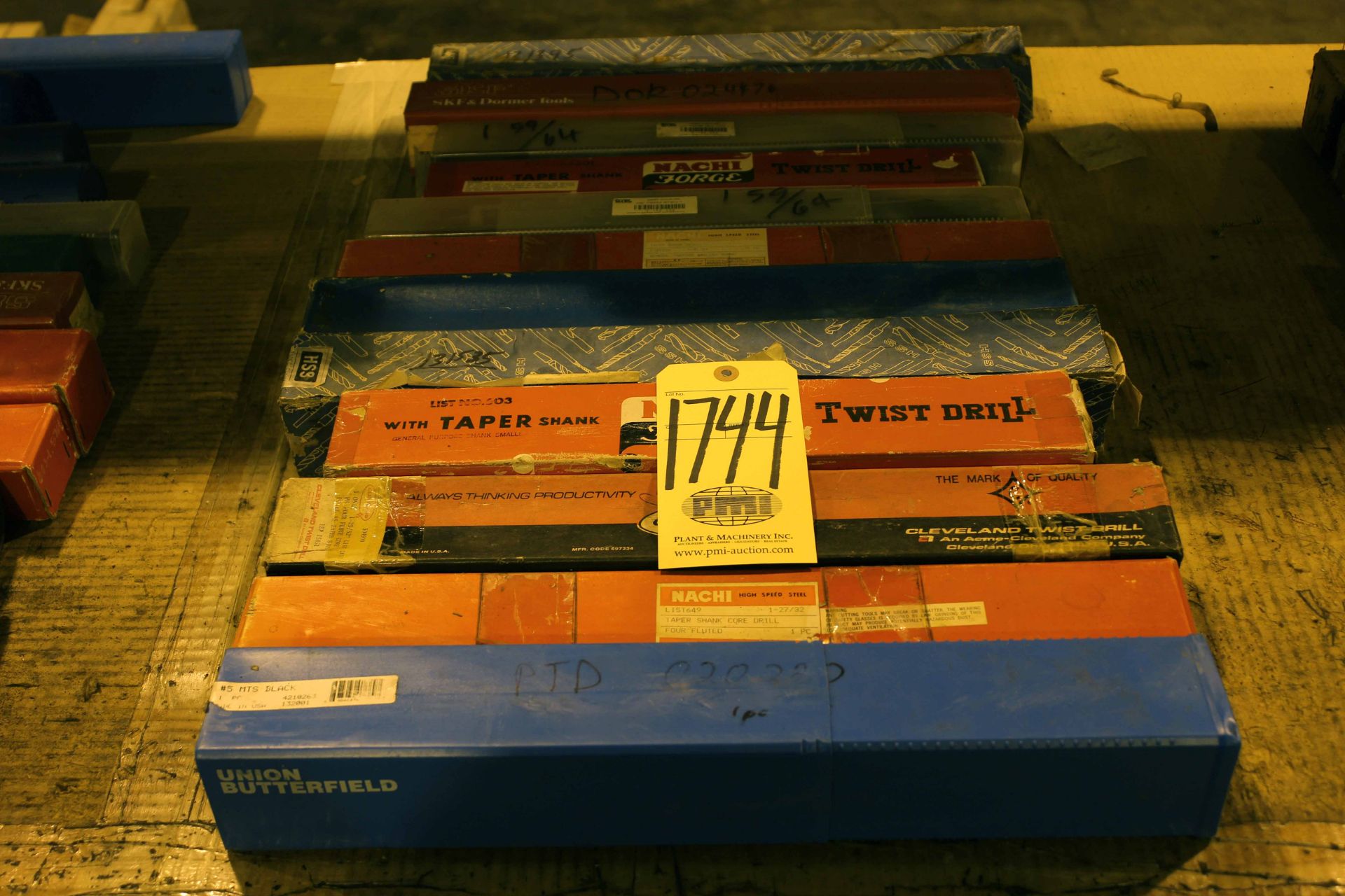 LOT OF TAPER SHANK DRILLS, assorted (in one row)
