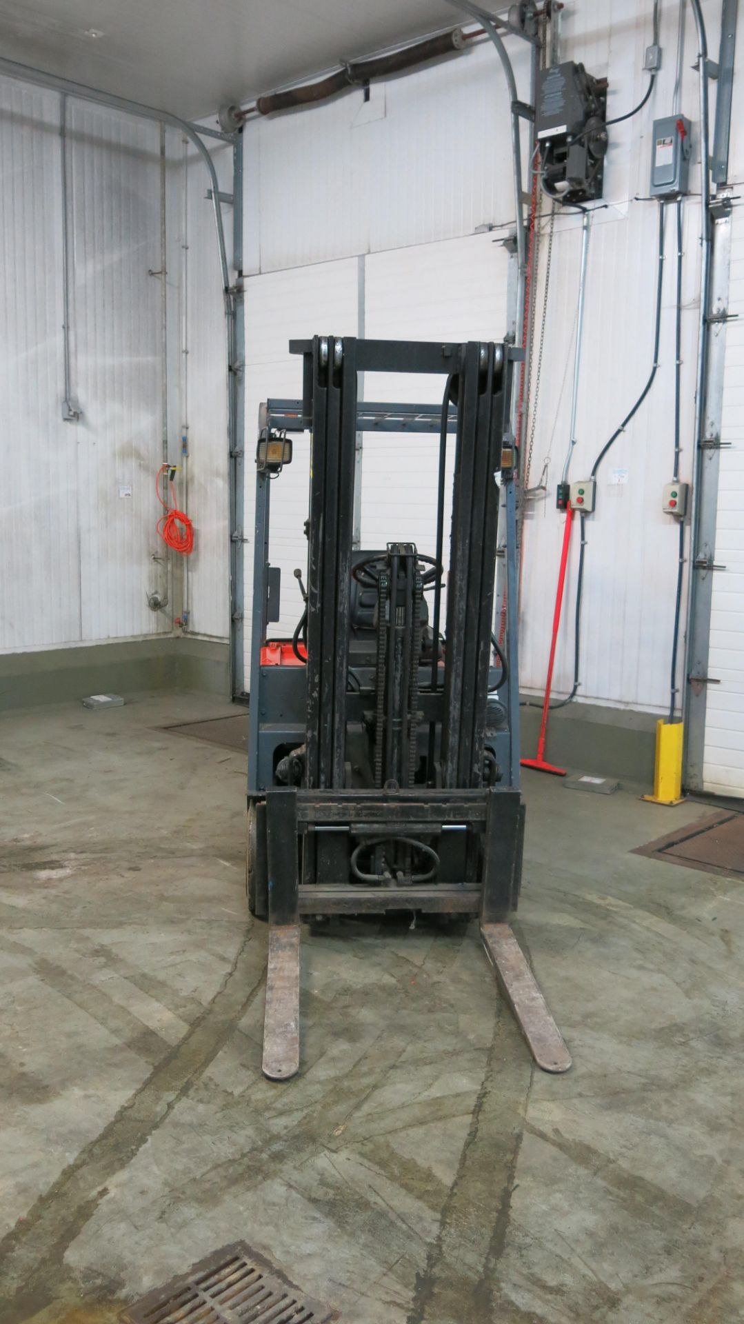 TOYOTA, 5FBE20, 3,450 LBS., 3-WHEEL, ELECTRIC FORKLIFT WITH SIDESHIFT, 189" MAXIMUM LIFT, - Image 4 of 6