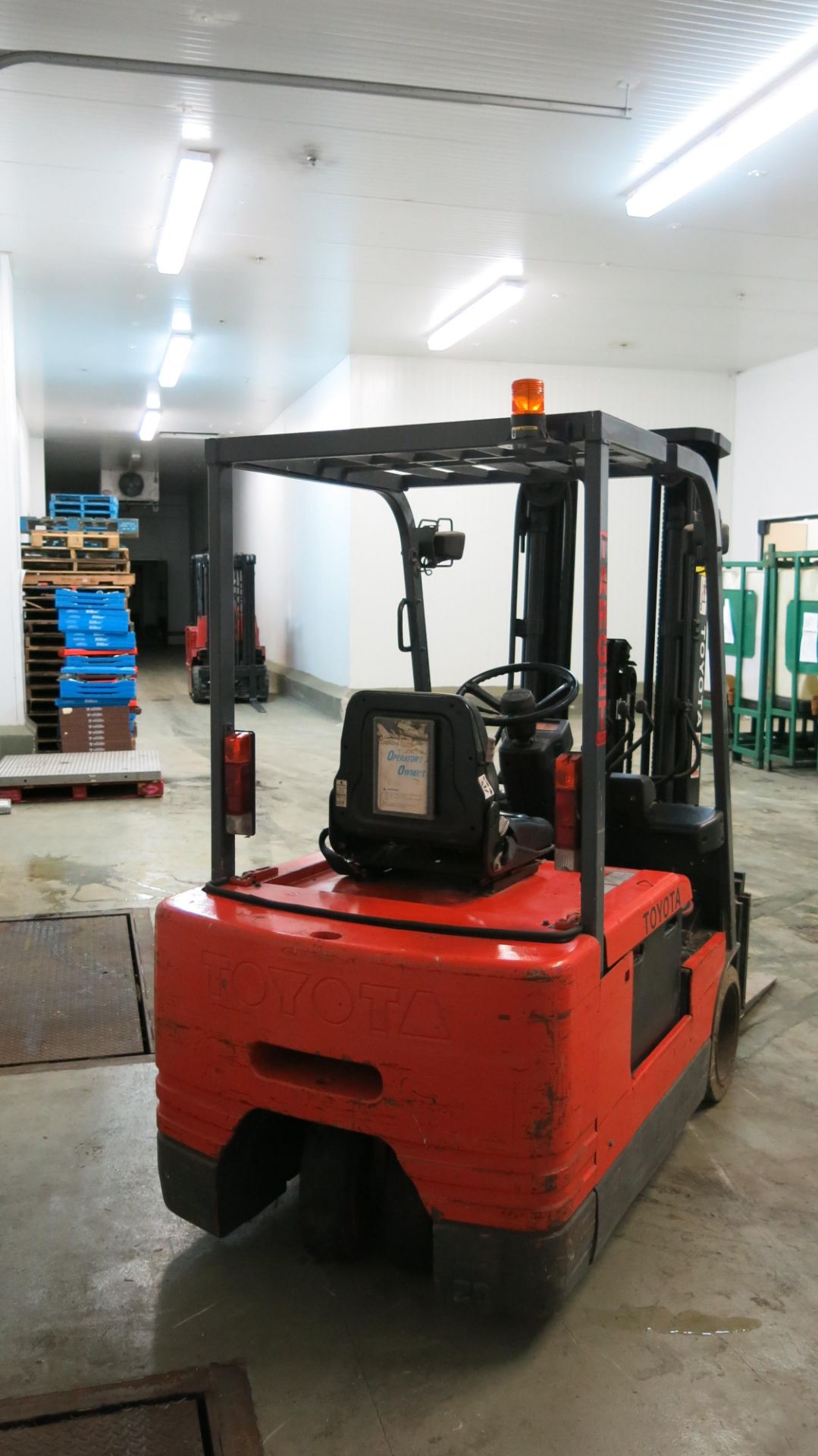 TOYOTA, 5FBE20, 3,450 LBS., 3-WHEEL, ELECTRIC FORKLIFT WITH SIDESHIFT, 189" MAXIMUM LIFT, - Image 3 of 6