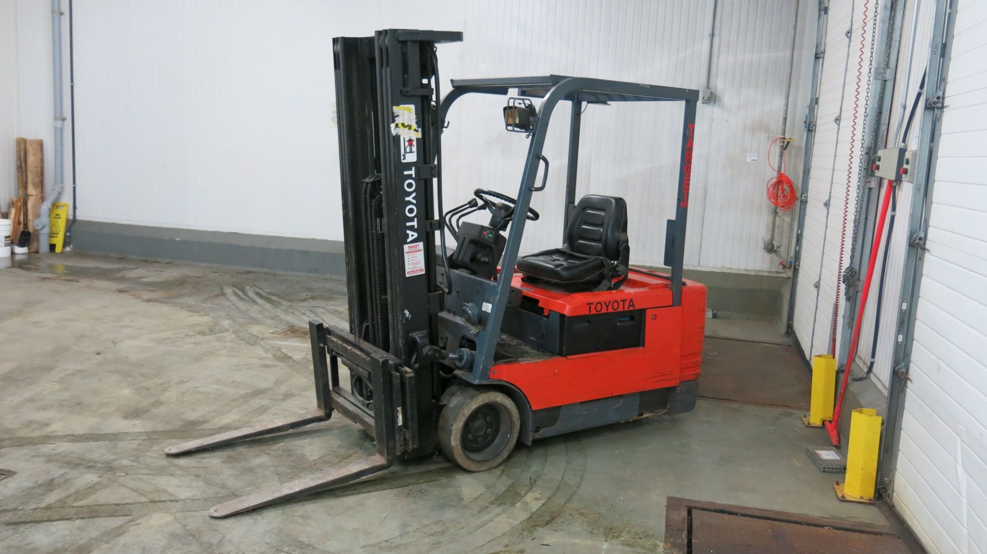 TOYOTA, 5FBE20, 3,450 LBS., 3-WHEEL, ELECTRIC FORKLIFT WITH SIDESHIFT, 189" MAXIMUM LIFT, - Image 2 of 6