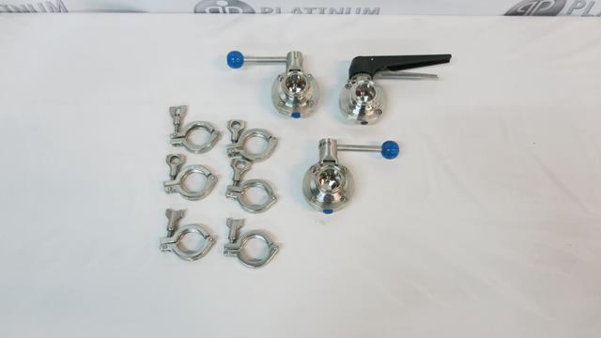 LOT OF (8) STAINLESS STEEL, 1.5", MANUAL TOTE FLANGE GATE VALVES WITH 6 FLANGE CLAMPS - Image 2 of 2