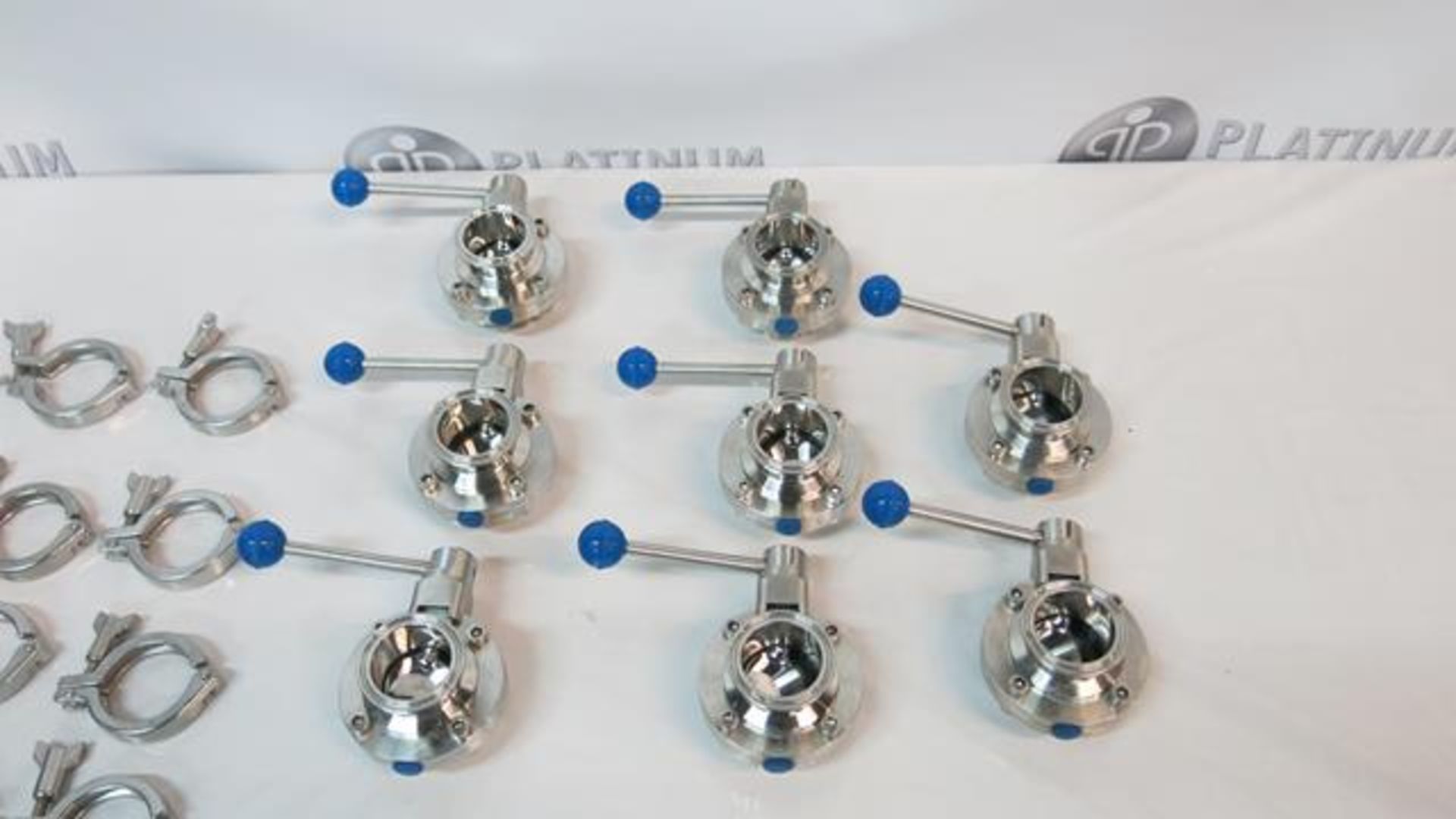 LOT OF (8) STAINLESS STEEL, 2", MANUAL TOTE FLANGE GATE VALVES WITH 16 FLANGE CLAMPS - Image 2 of 4