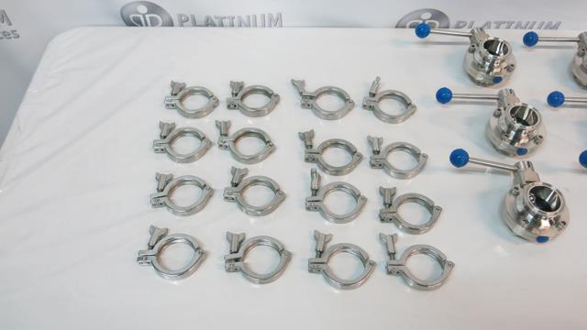 LOT OF (8) STAINLESS STEEL, 2", MANUAL TOTE FLANGE GATE VALVES WITH 16 FLANGE CLAMPS - Image 3 of 4