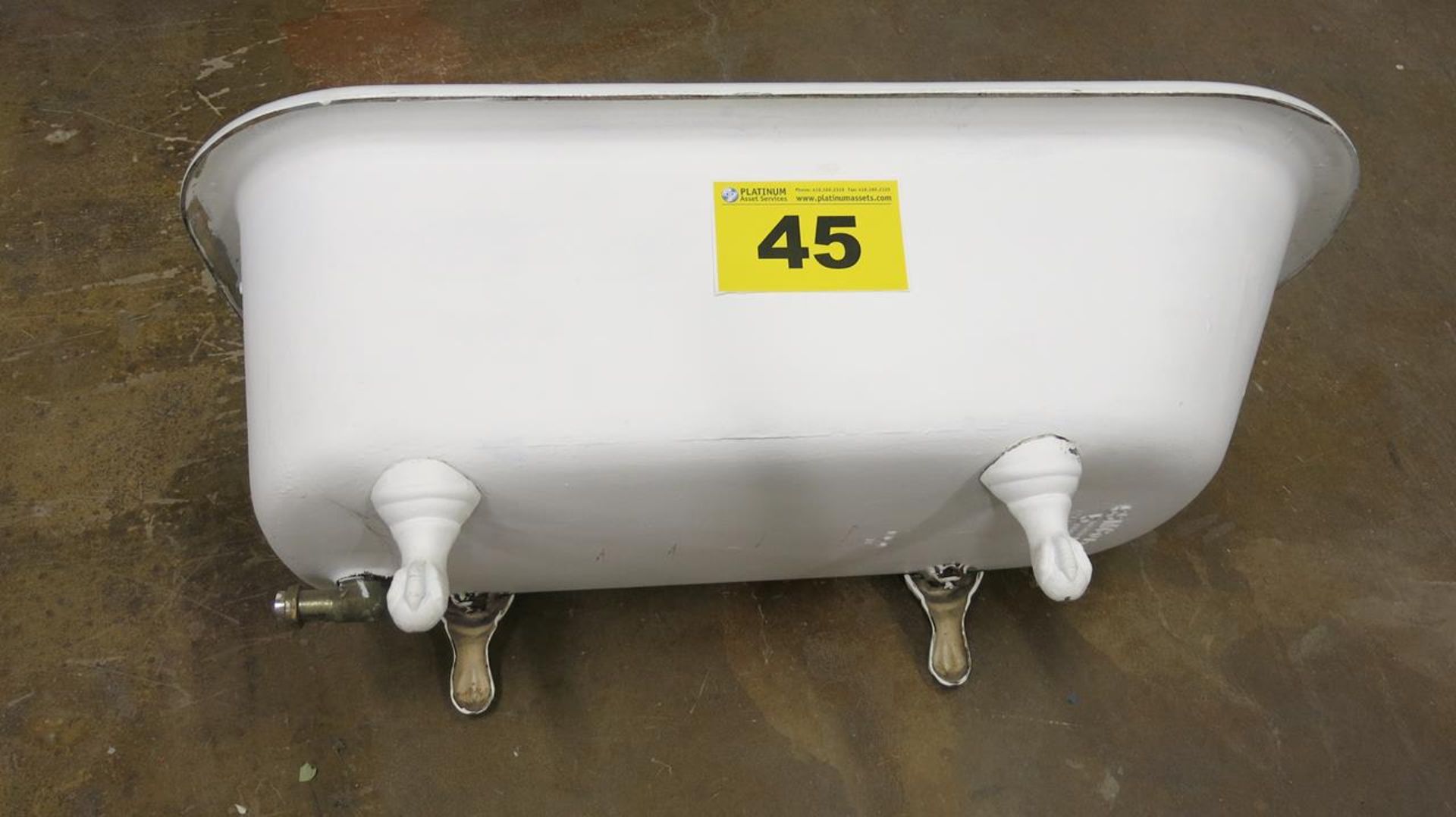 SS MCO, WHITE ANTIQUE BATHTUB ON LEGS - Image 5 of 5