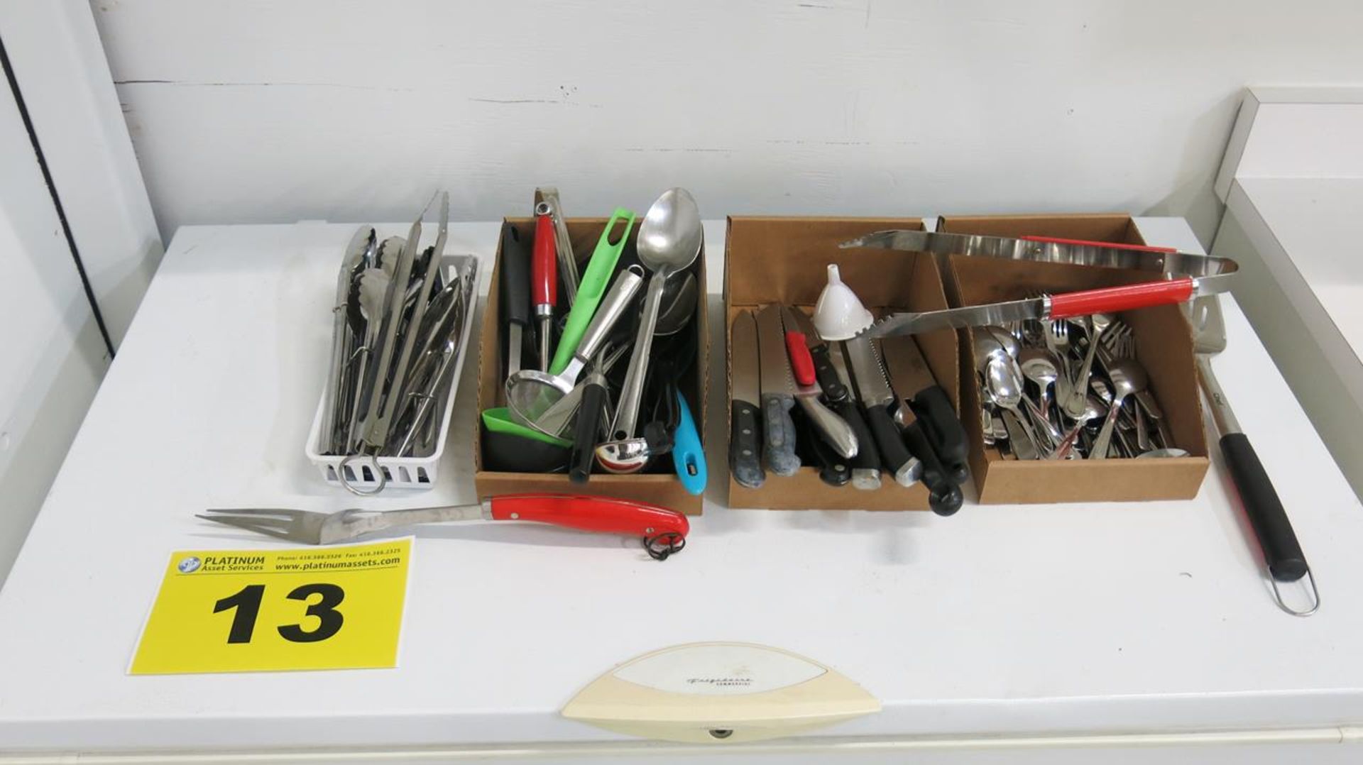 LOT OF ASSORTED KNIVES, LADLES, UTENSILS AND BBQ ACCESSORIES