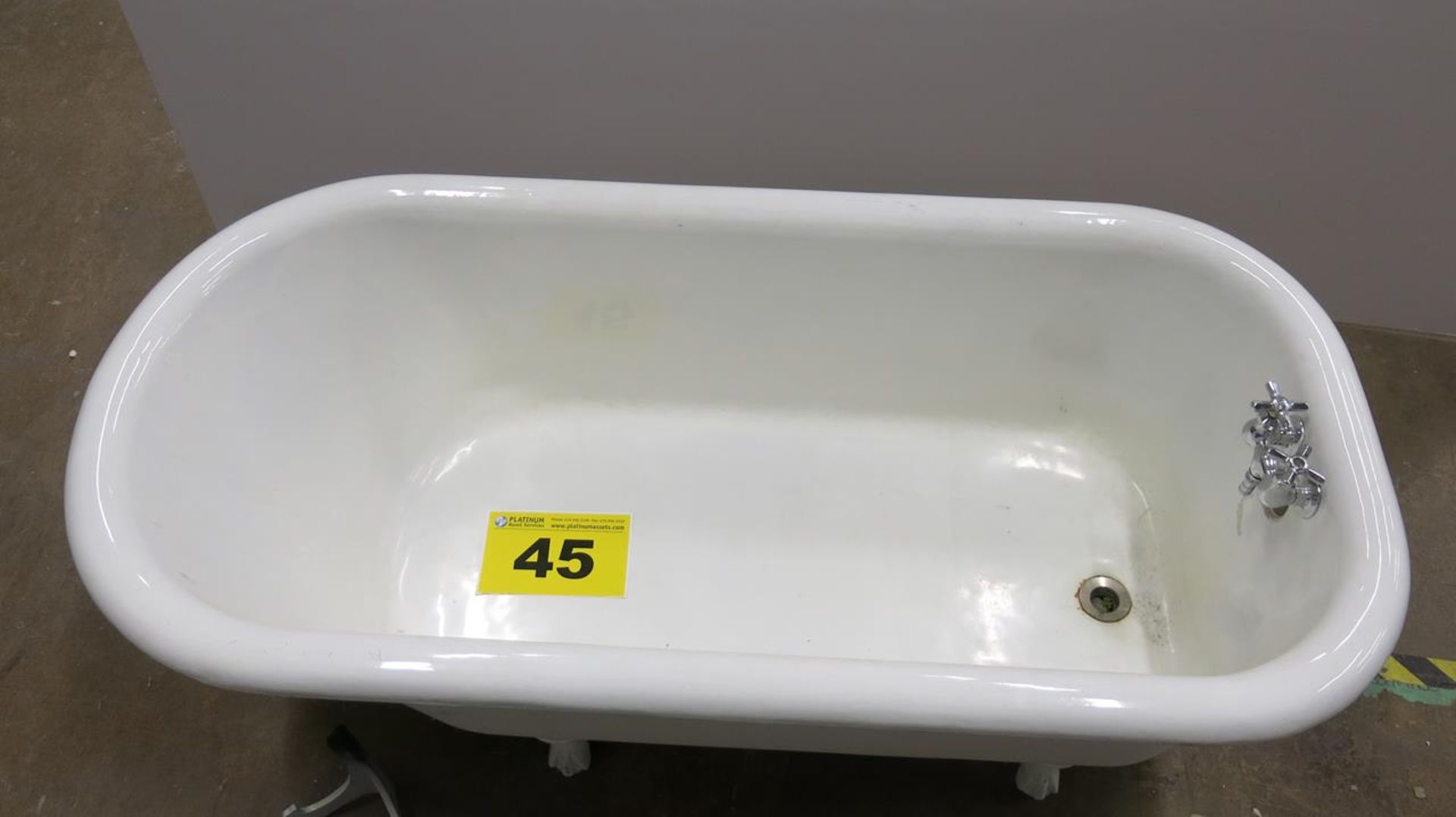 SS MCO, WHITE ANTIQUE BATHTUB ON LEGS - Image 3 of 5