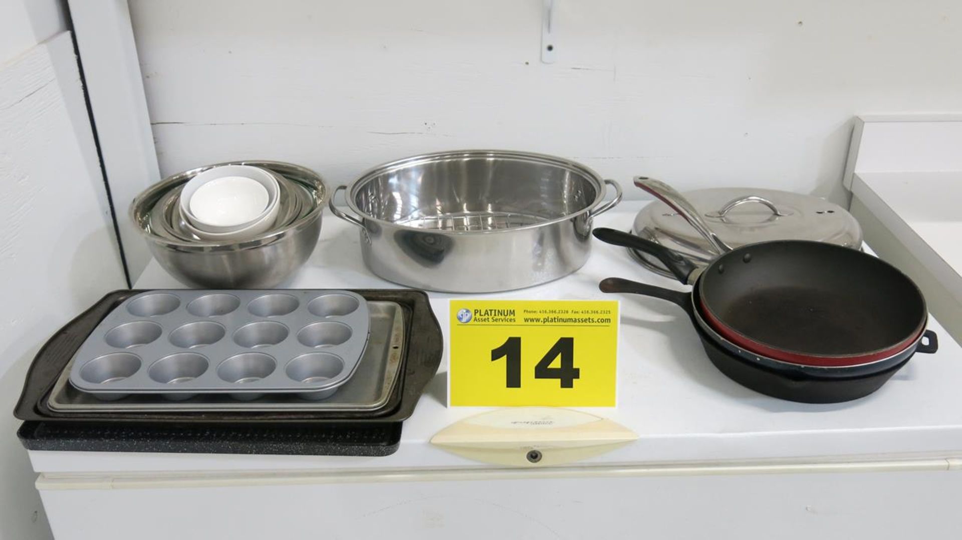 LOT OF BAKING PANS, MIXING BOWLS, FRYING PANS AND COOKING POT