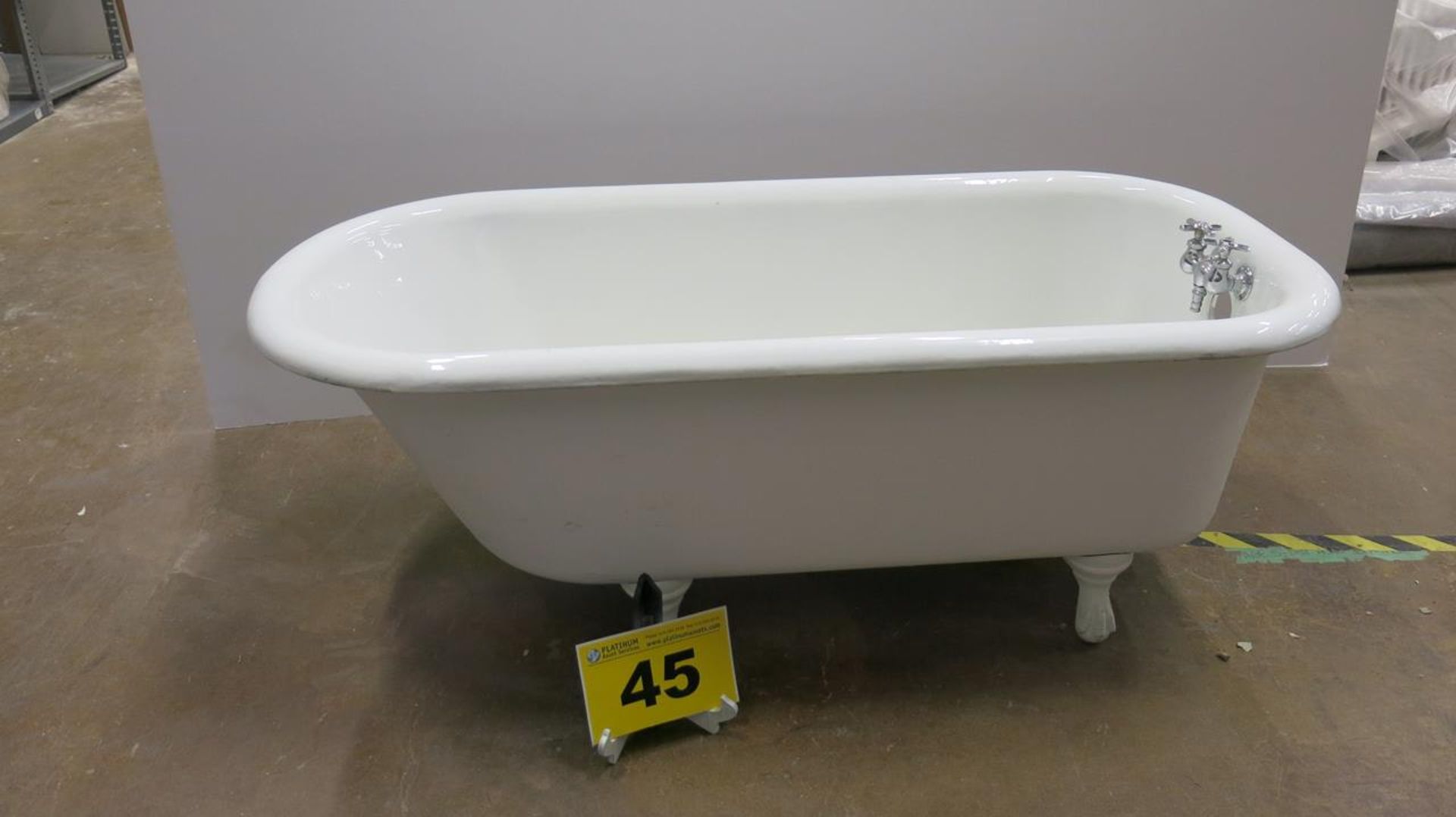 SS MCO, WHITE ANTIQUE BATHTUB ON LEGS