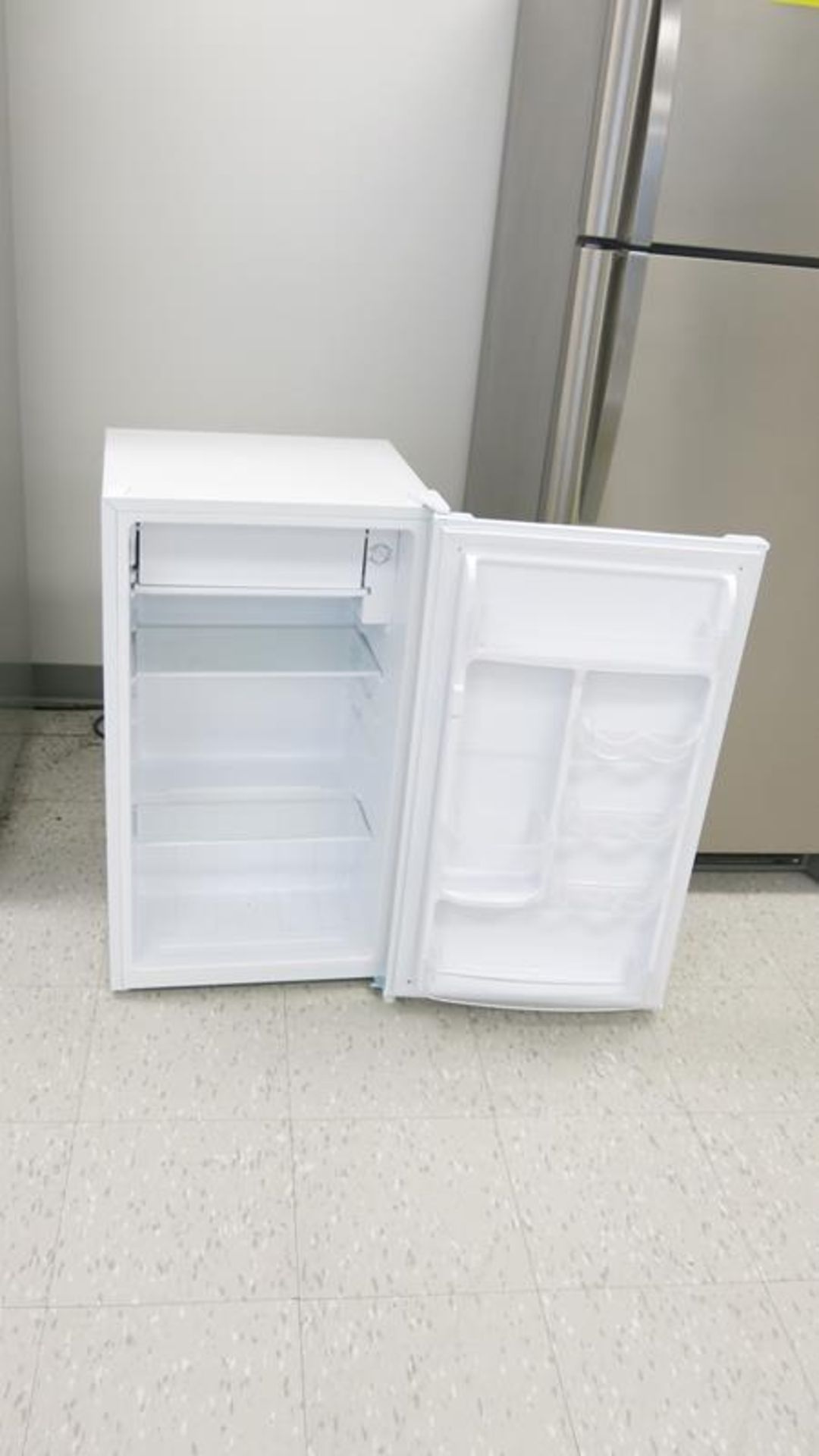 HAMILTON BEACH, REFHB330WE, WHITE, MINI REFRIGERATOR, 2019 - Image 2 of 3