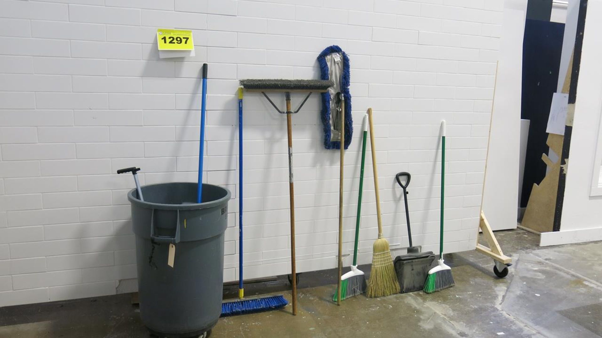 LOT OF BROOMS AND GARBAGE BIN