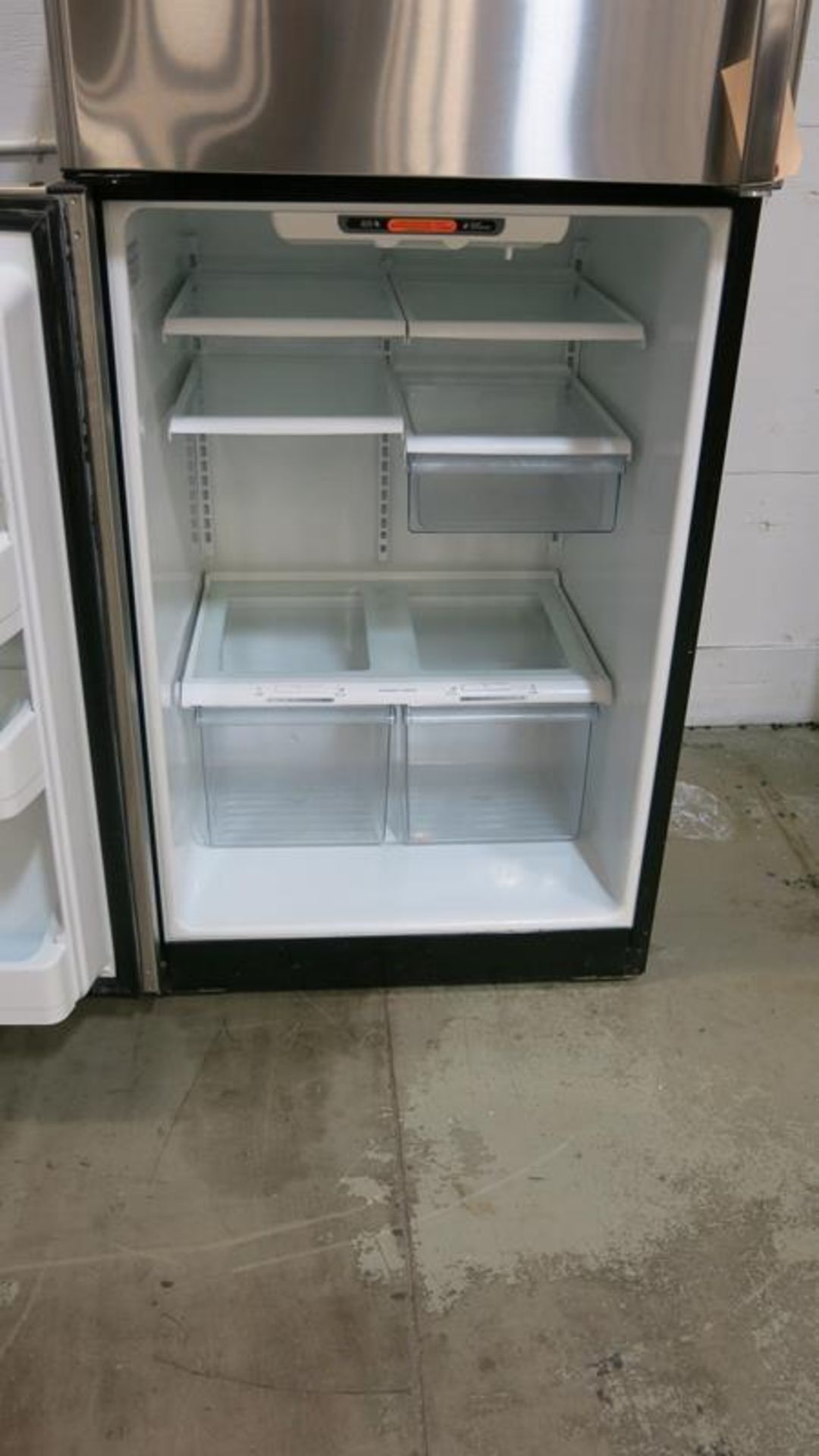 GENERAL ELECTRIC, GTH18SBXARSS, STAINLESS STEEL, REFRIGERATOR WITH ICE MAKER, S/N MR519425 - Image 2 of 3