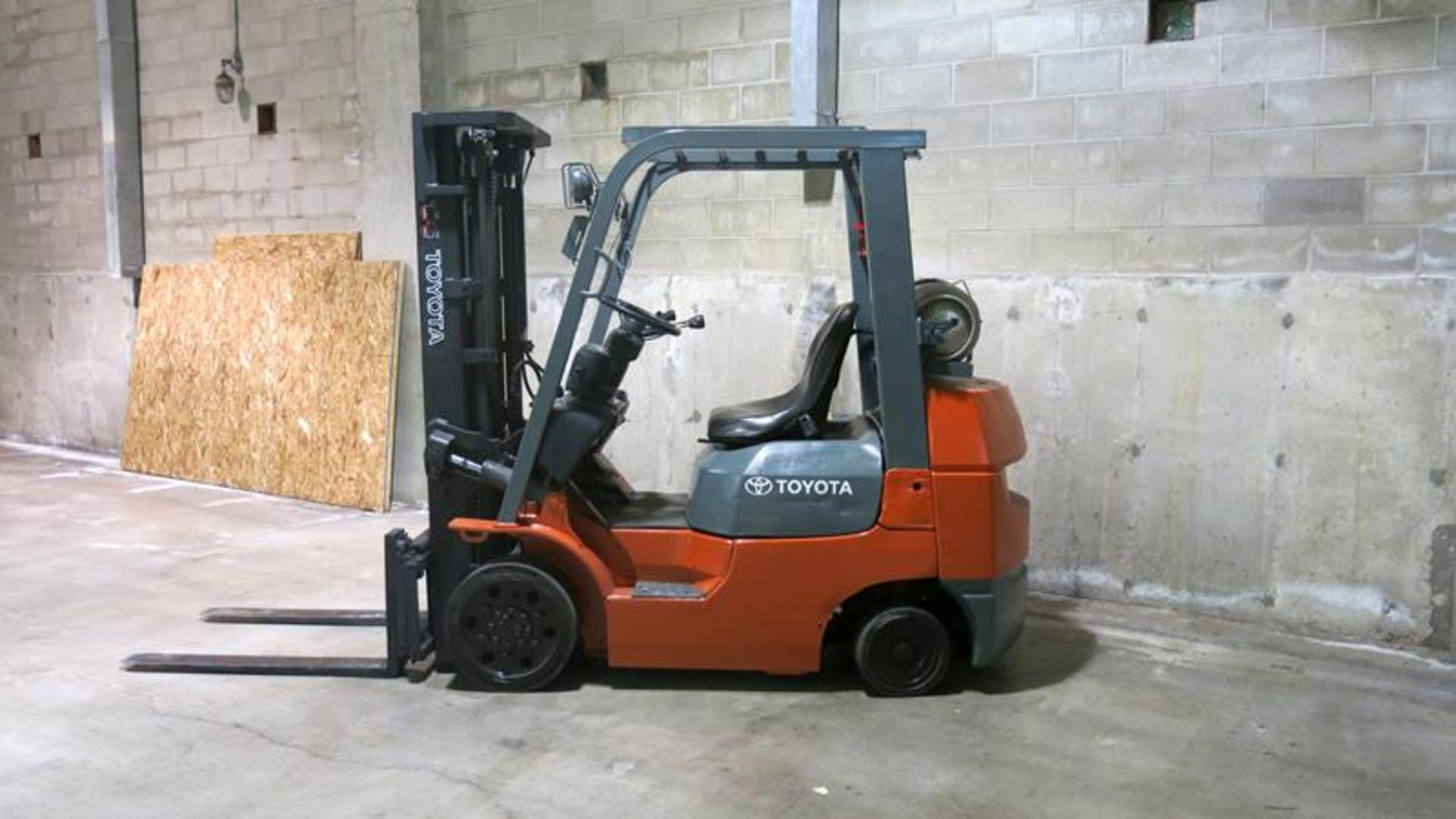 TOYOTA, 7FGCU25, 4,500 LBS, 3 STAGE, LPG FORKLIFT WITH SIDE SHIFT, 189" MAXIMUM LIFT, S/N 80139 - Image 6 of 8