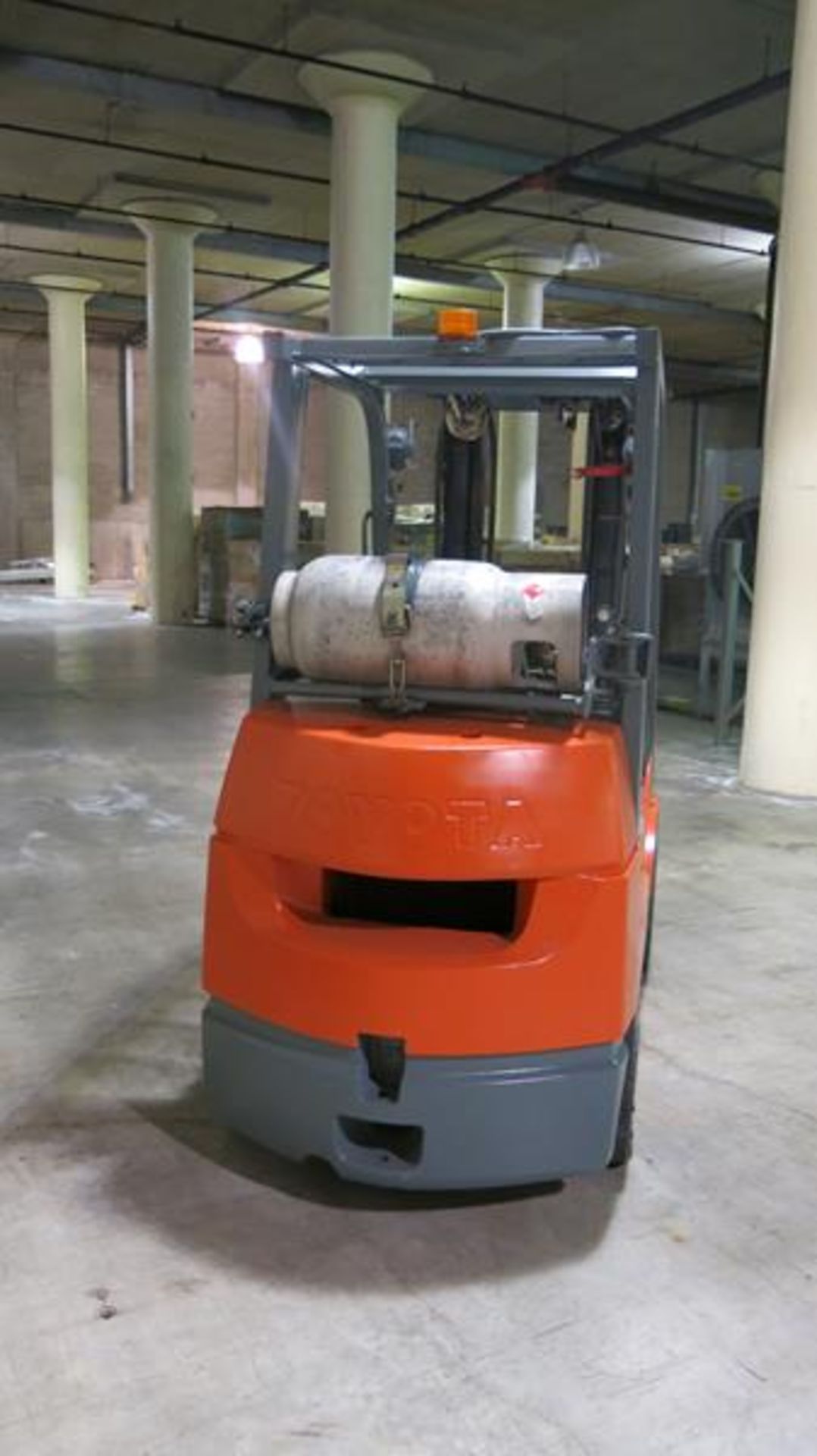 TOYOTA, 7FGCU25, 4,500 LBS, 3 STAGE, LPG FORKLIFT WITH SIDE SHIFT, 189" MAXIMUM LIFT, S/N 80139 - Image 5 of 8